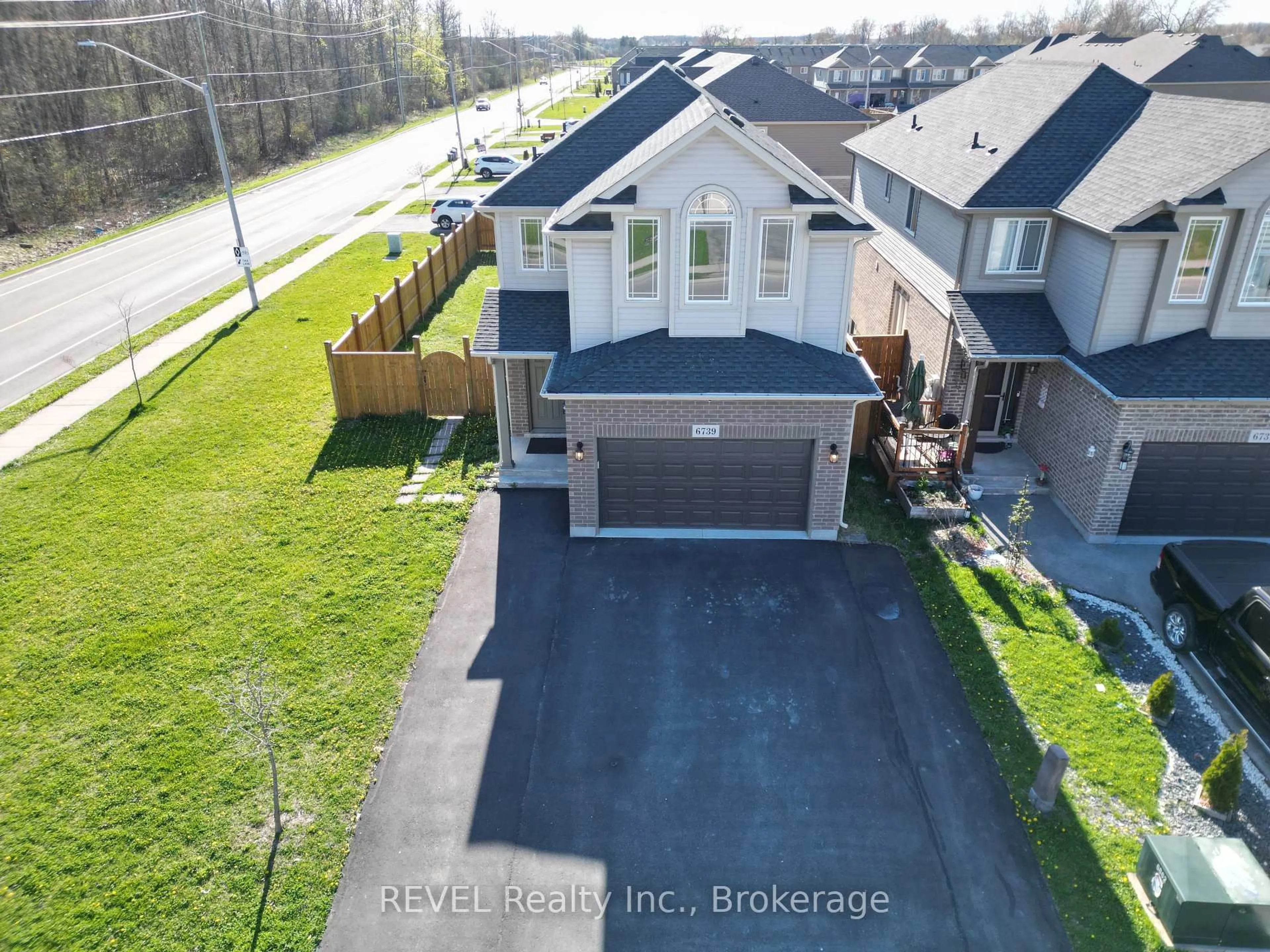 A pic from outside/outdoor area/front of a property/back of a property/a pic from drone, street for 6739 Sam Iorfida Dr, Niagara Falls Ontario L2G 0H6