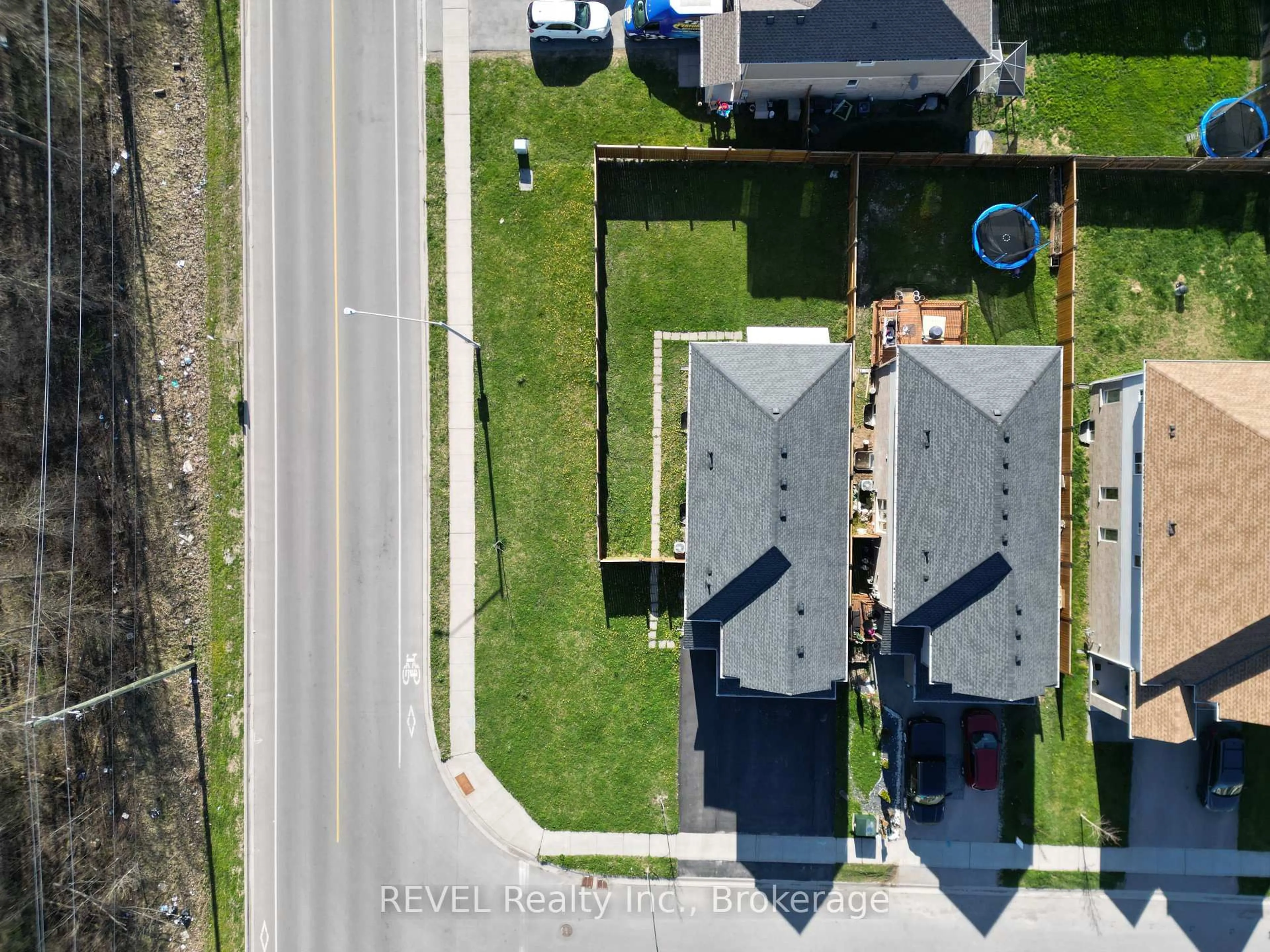 A pic from outside/outdoor area/front of a property/back of a property/a pic from drone, street for 6739 Sam Iorfida Dr, Niagara Falls Ontario L2G 0H6