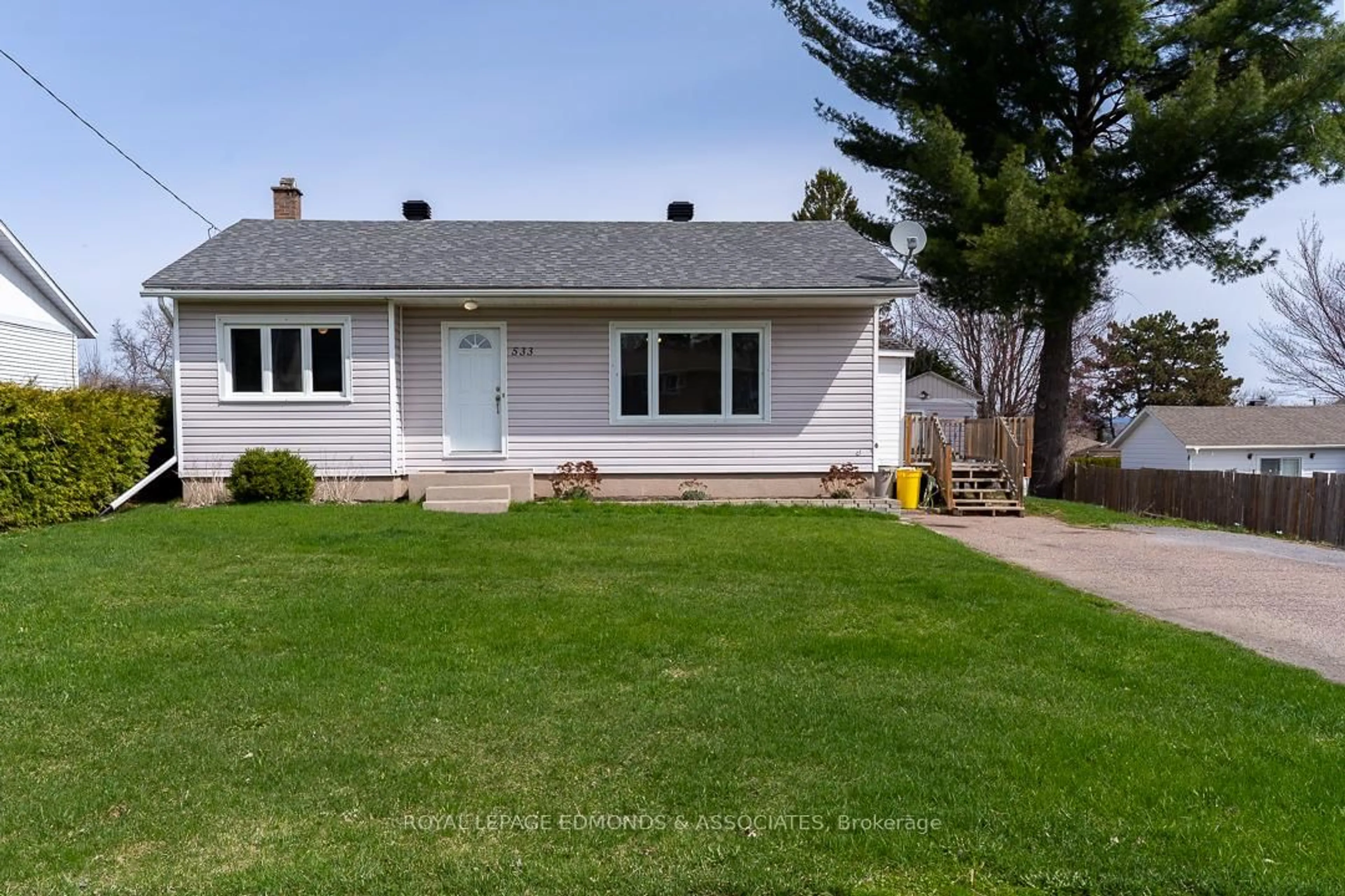Home with vinyl exterior material, street for 533 Herbert St, Pembroke Ontario K8A 2Z4