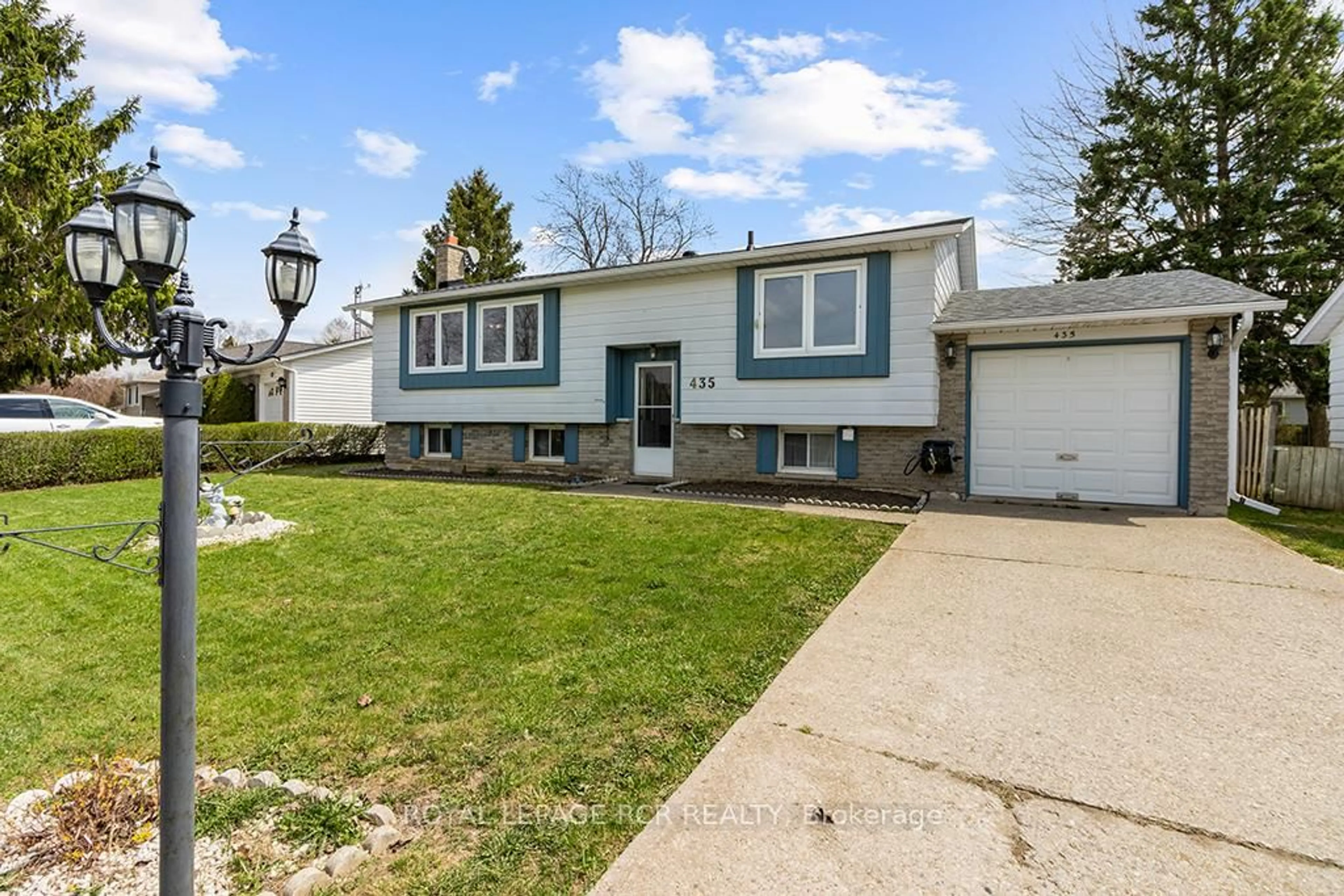 Home with vinyl exterior material, street for 435 Robert St, Shelburne Ontario L9V 3A4