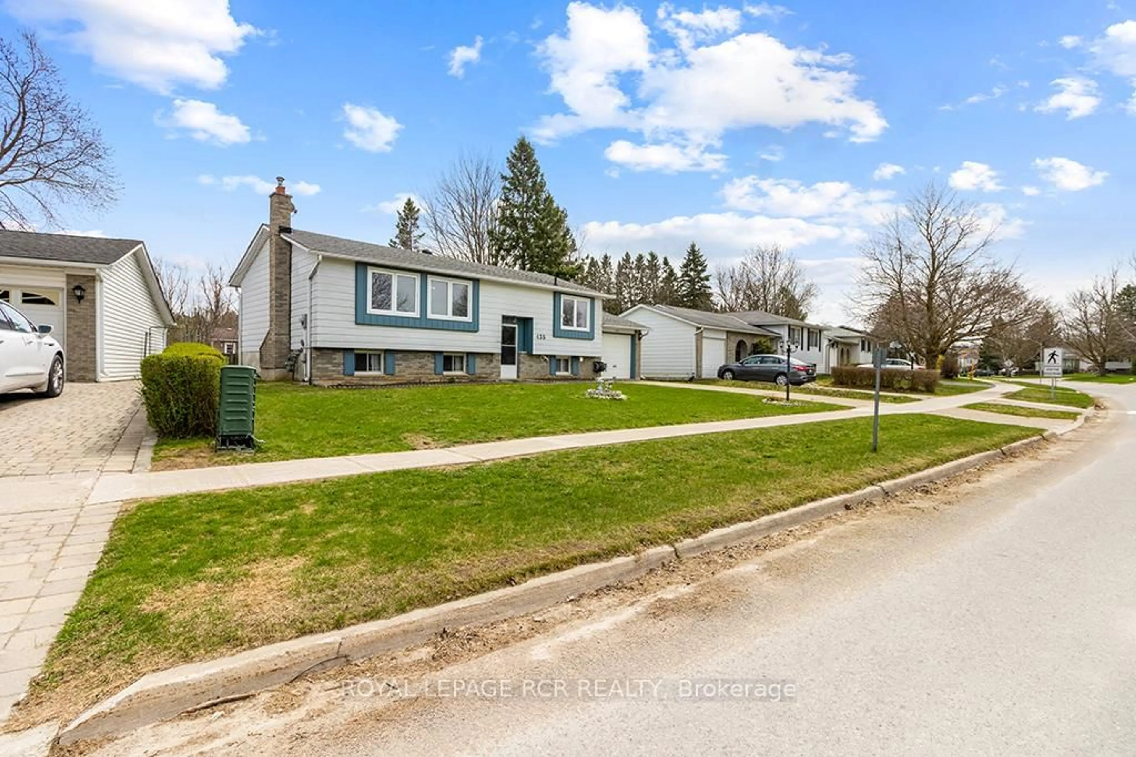 Home with vinyl exterior material, street for 435 Robert St, Shelburne Ontario L9V 3A4