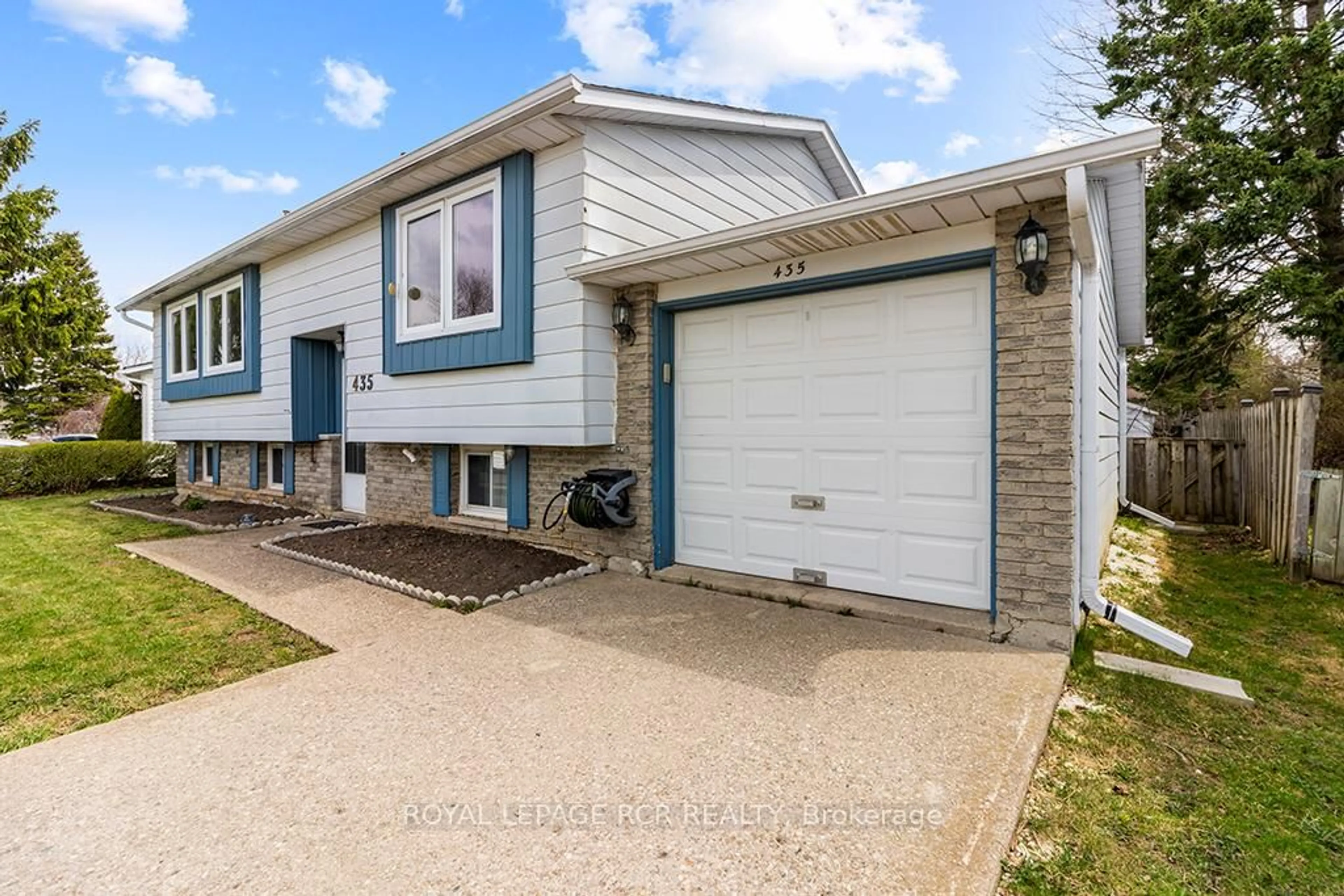 Home with vinyl exterior material, street for 435 Robert St, Shelburne Ontario L9V 3A4