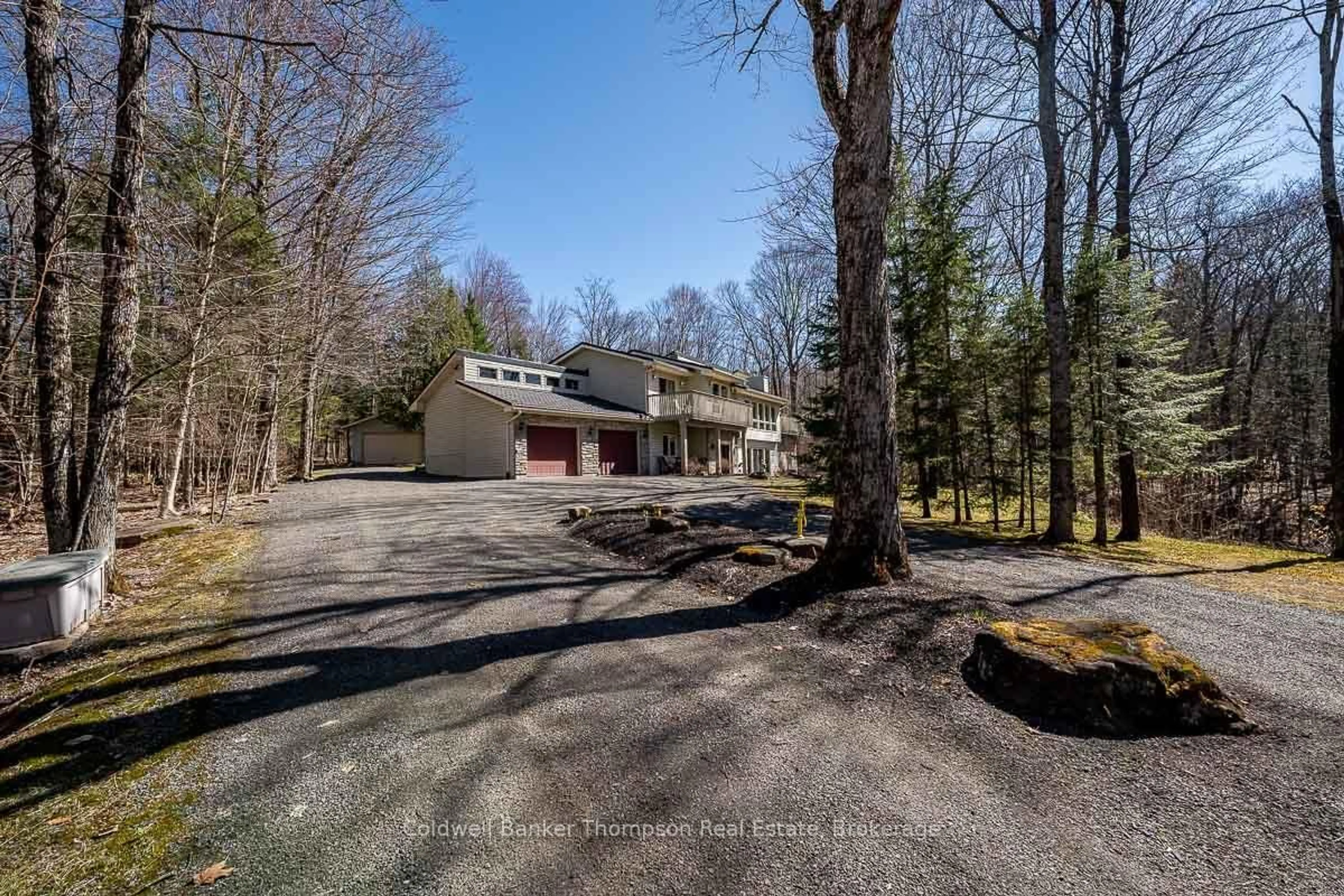 A pic from outside/outdoor area/front of a property/back of a property/a pic from drone, unknown for 1013 Walker's Glenn Cres, Lake of Bays Ontario P1H 2J6