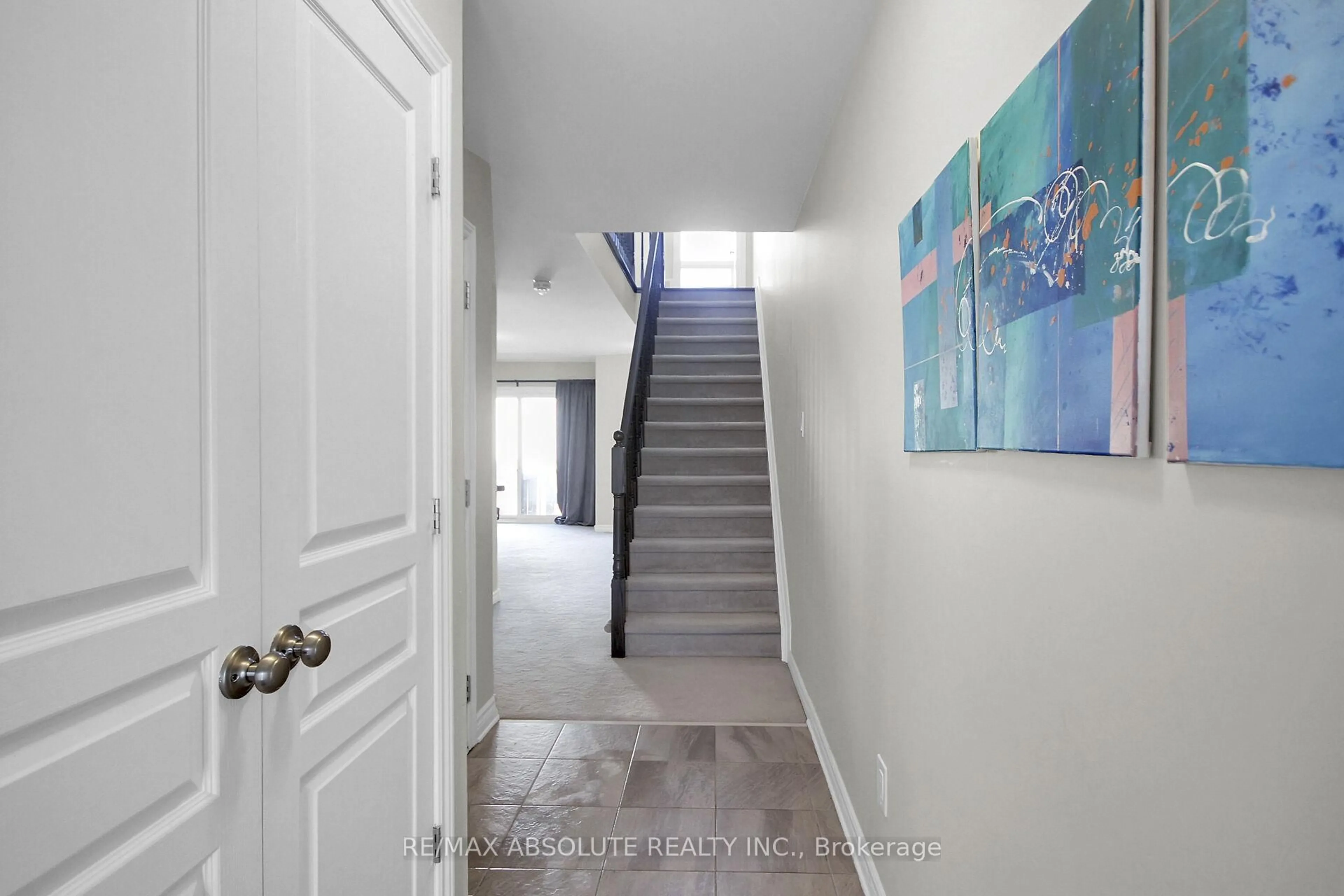 Indoor entryway for 327 Twinflower Way, Ottawa Ontario K2J 5Z6