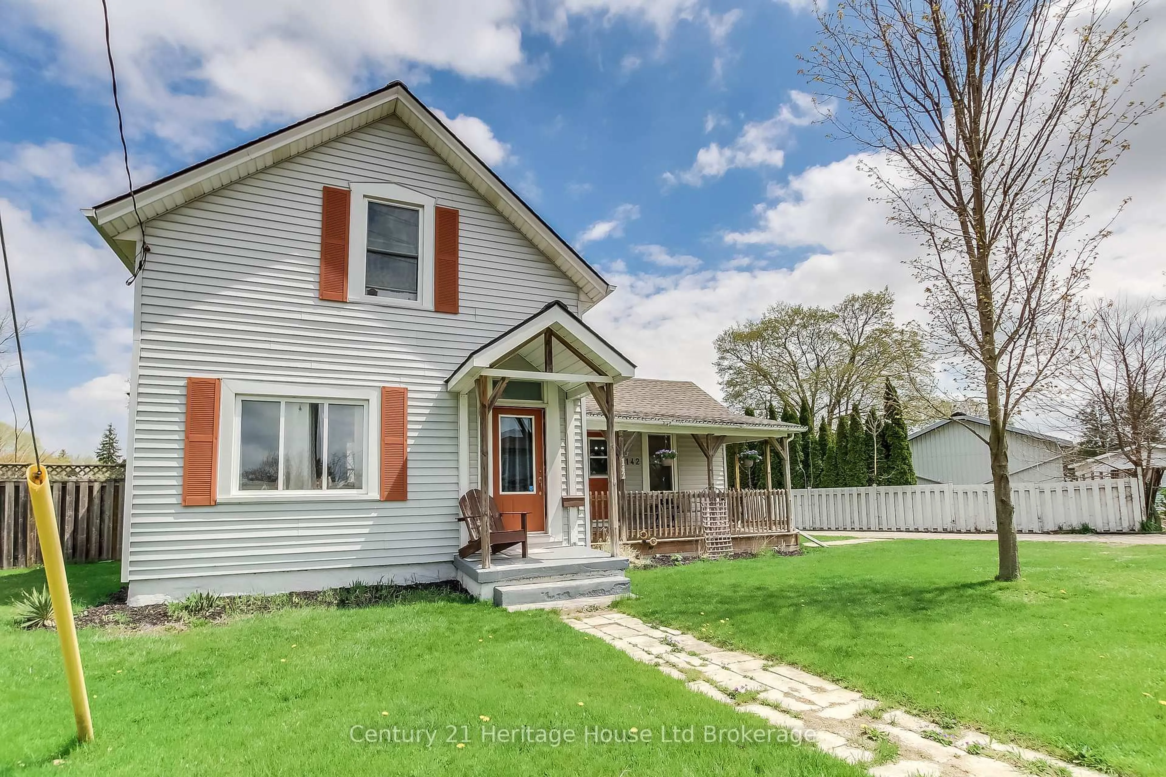 A pic from outside/outdoor area/front of a property/back of a property/a pic from drone, street for 142 Mutual St, Ingersoll Ontario N5C 2A2