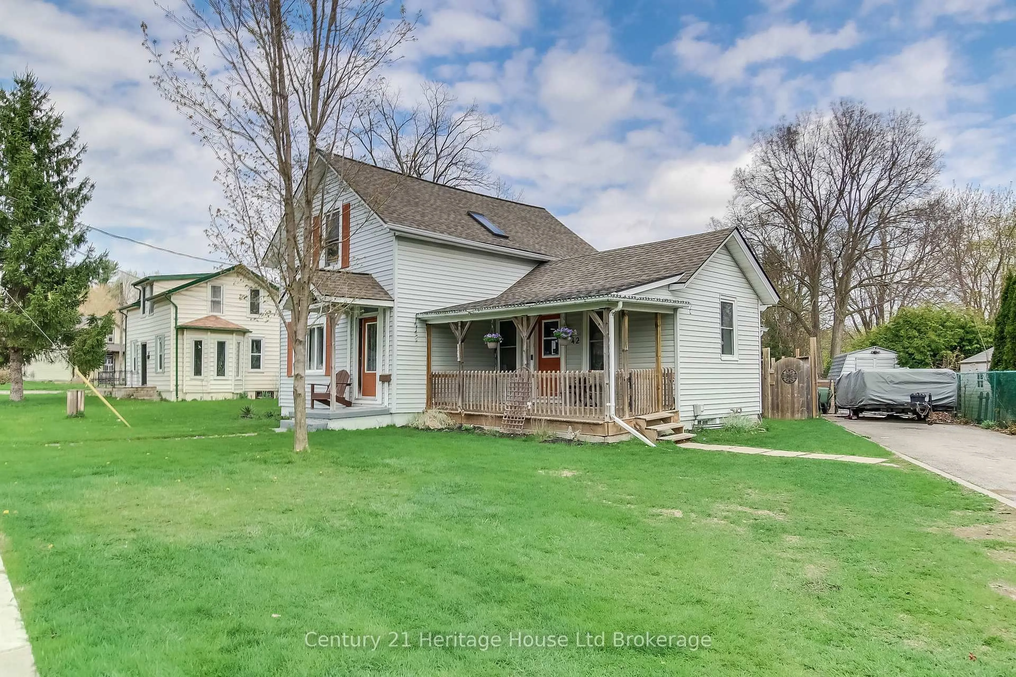 A pic from outside/outdoor area/front of a property/back of a property/a pic from drone, street for 142 Mutual St, Ingersoll Ontario N5C 2A2