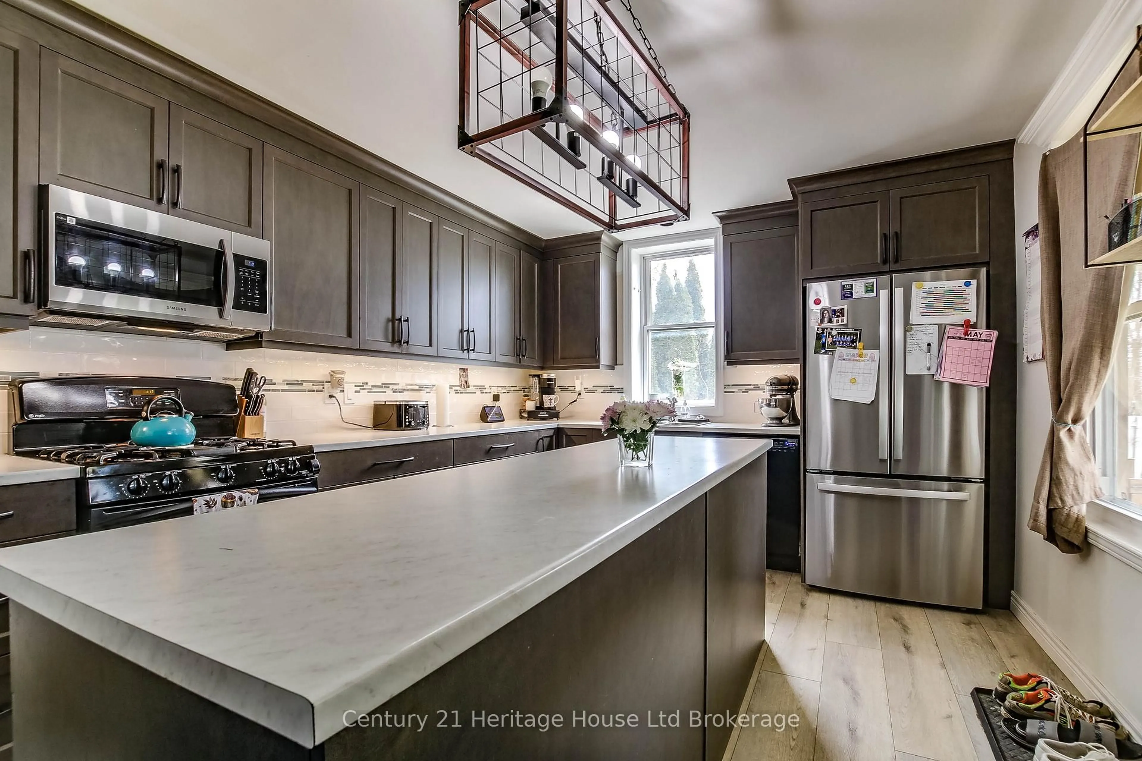 Open concept kitchen, ceramic/tile floor for 142 Mutual St, Ingersoll Ontario N5C 2A2