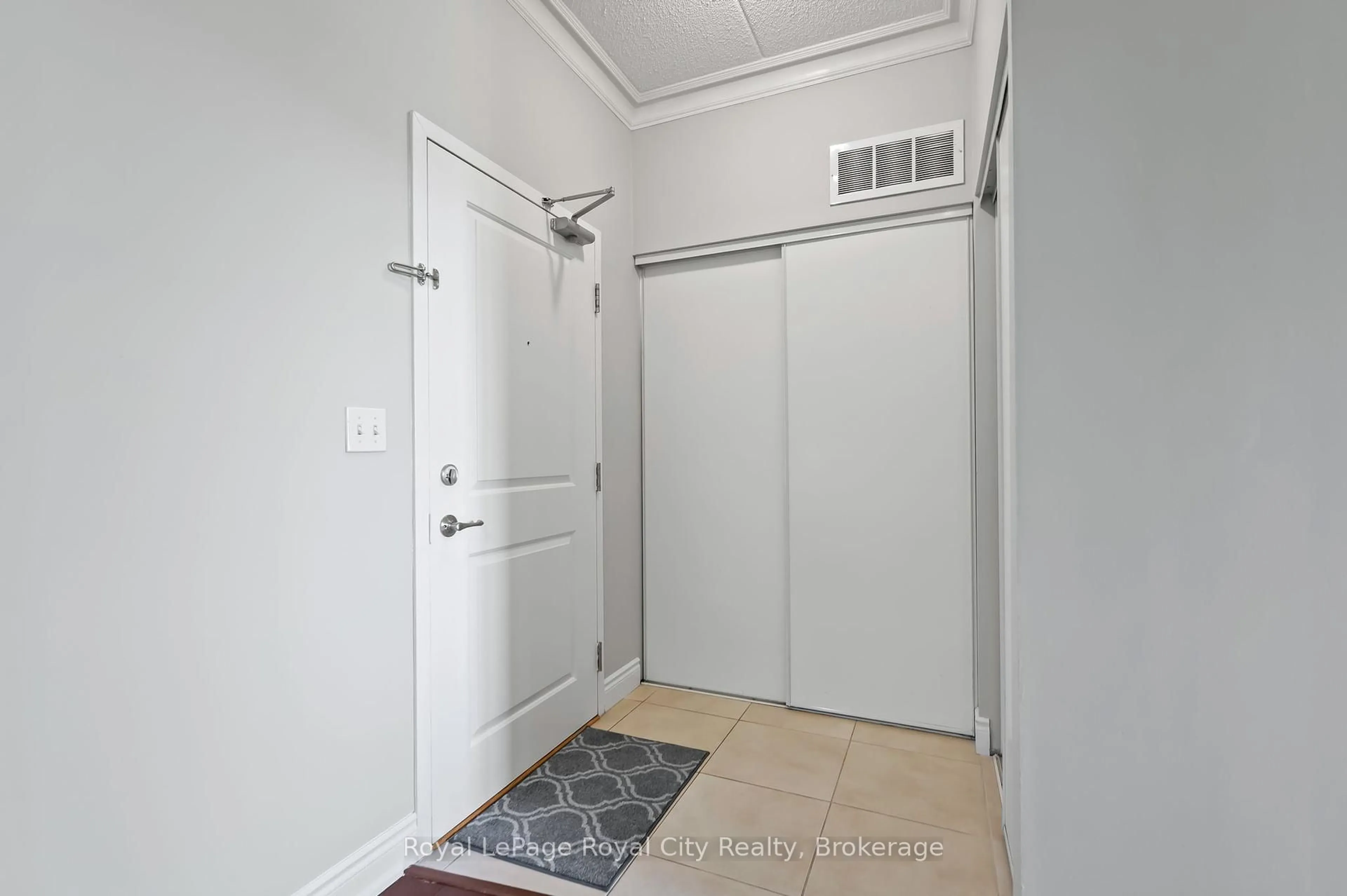 Indoor entryway for 1440 GORDON St #311, Guelph Ontario N1L 1C8
