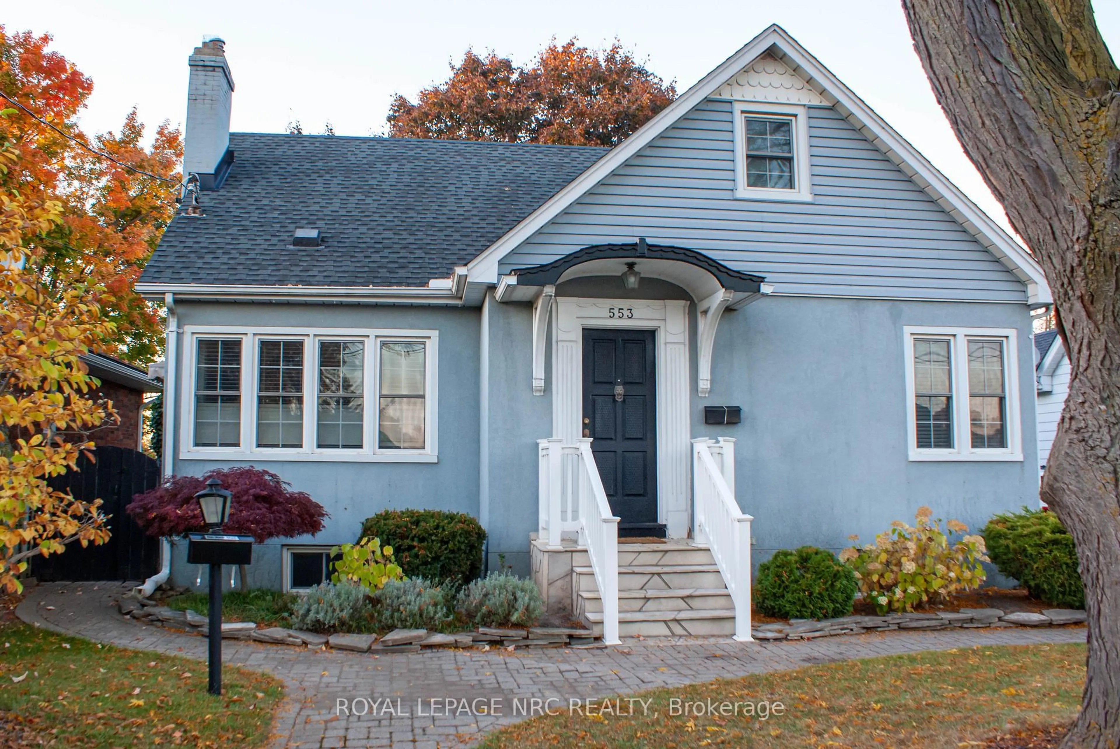 Home with vinyl exterior material, street for 553 Carlton St, St. Catharines Ontario L2M 4X6