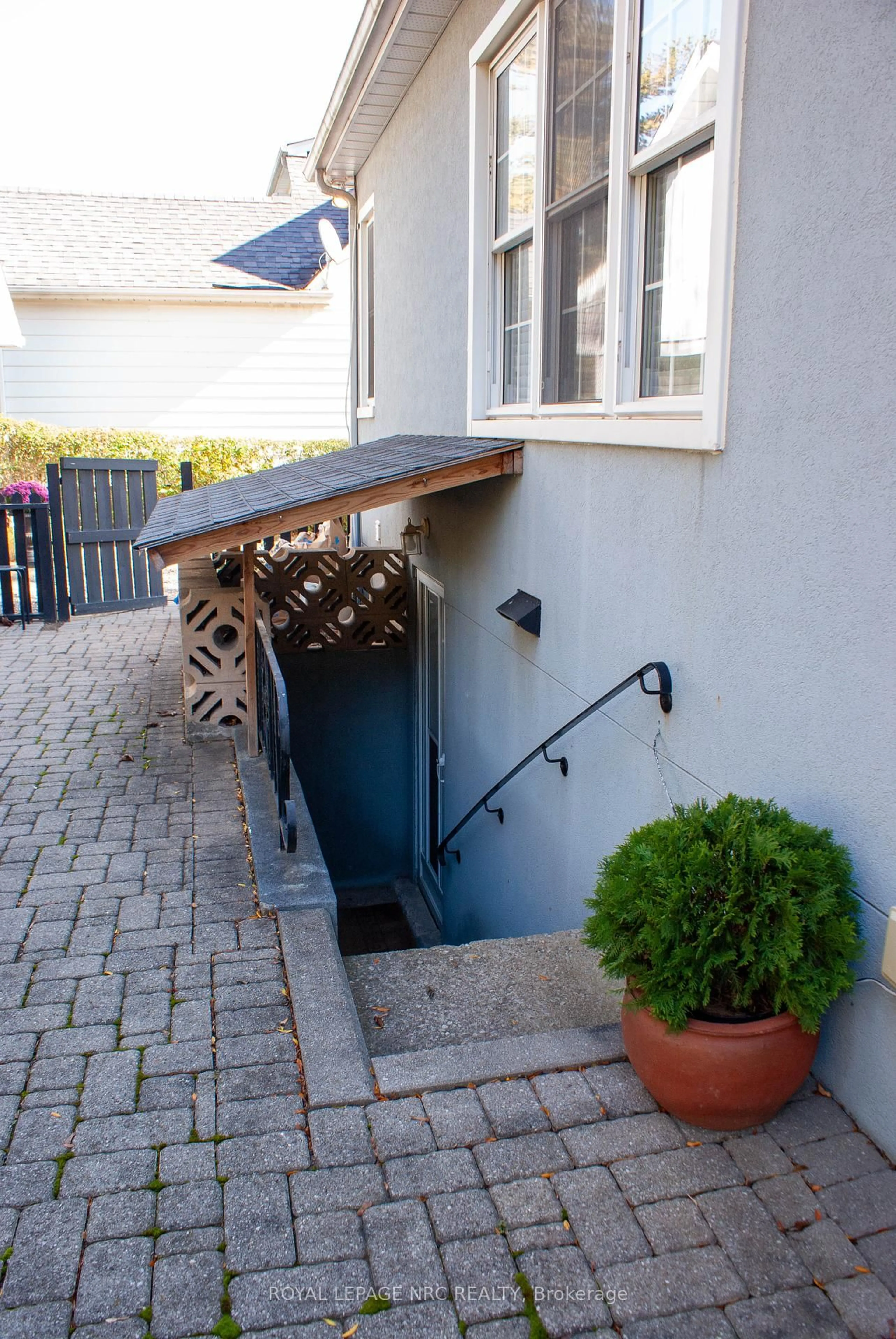 Patio, street for 553 Carlton St, St. Catharines Ontario L2M 4X6