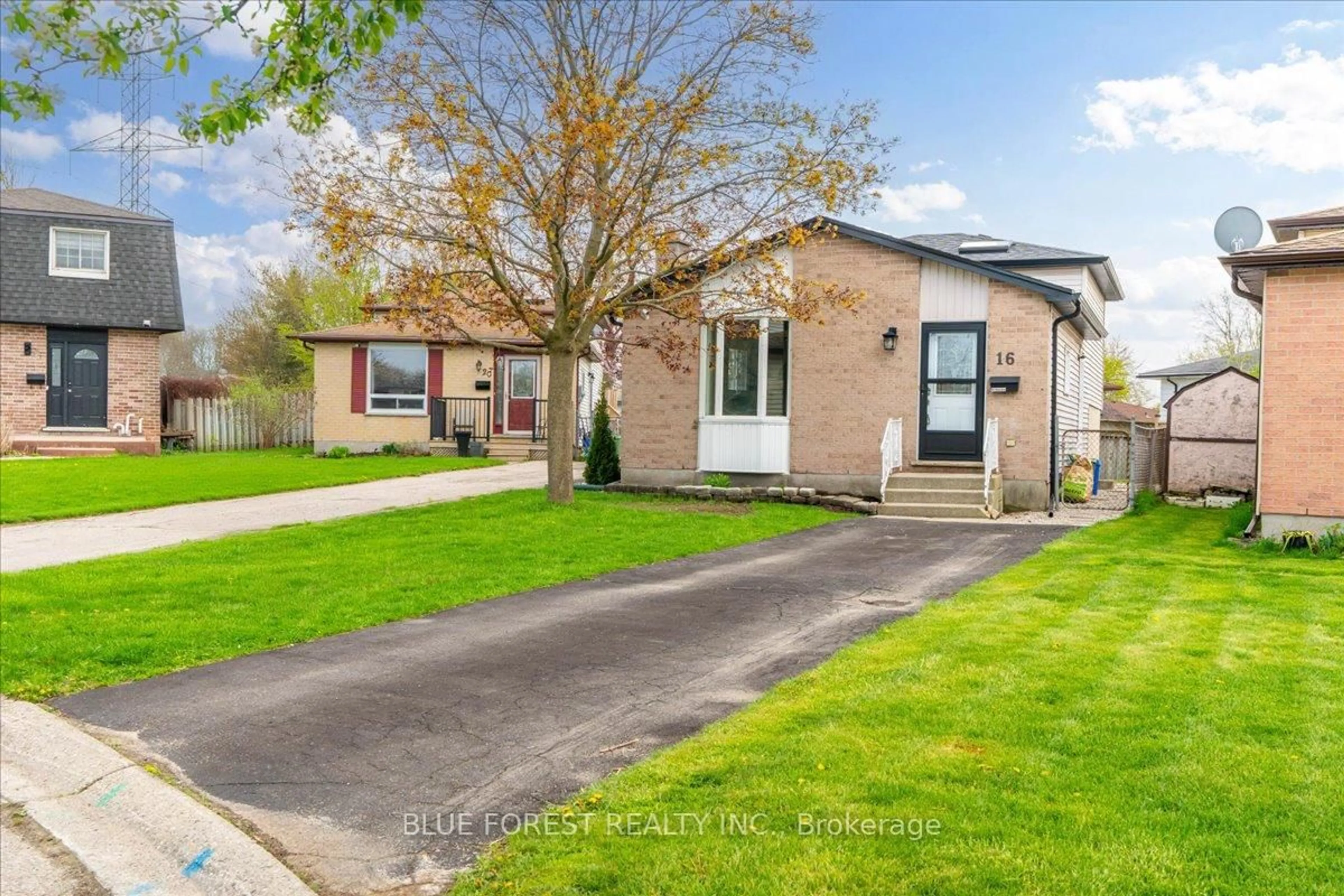 A pic from outside/outdoor area/front of a property/back of a property/a pic from drone, street for 16 Sundridge Crt, London South Ontario N5Z 4R5