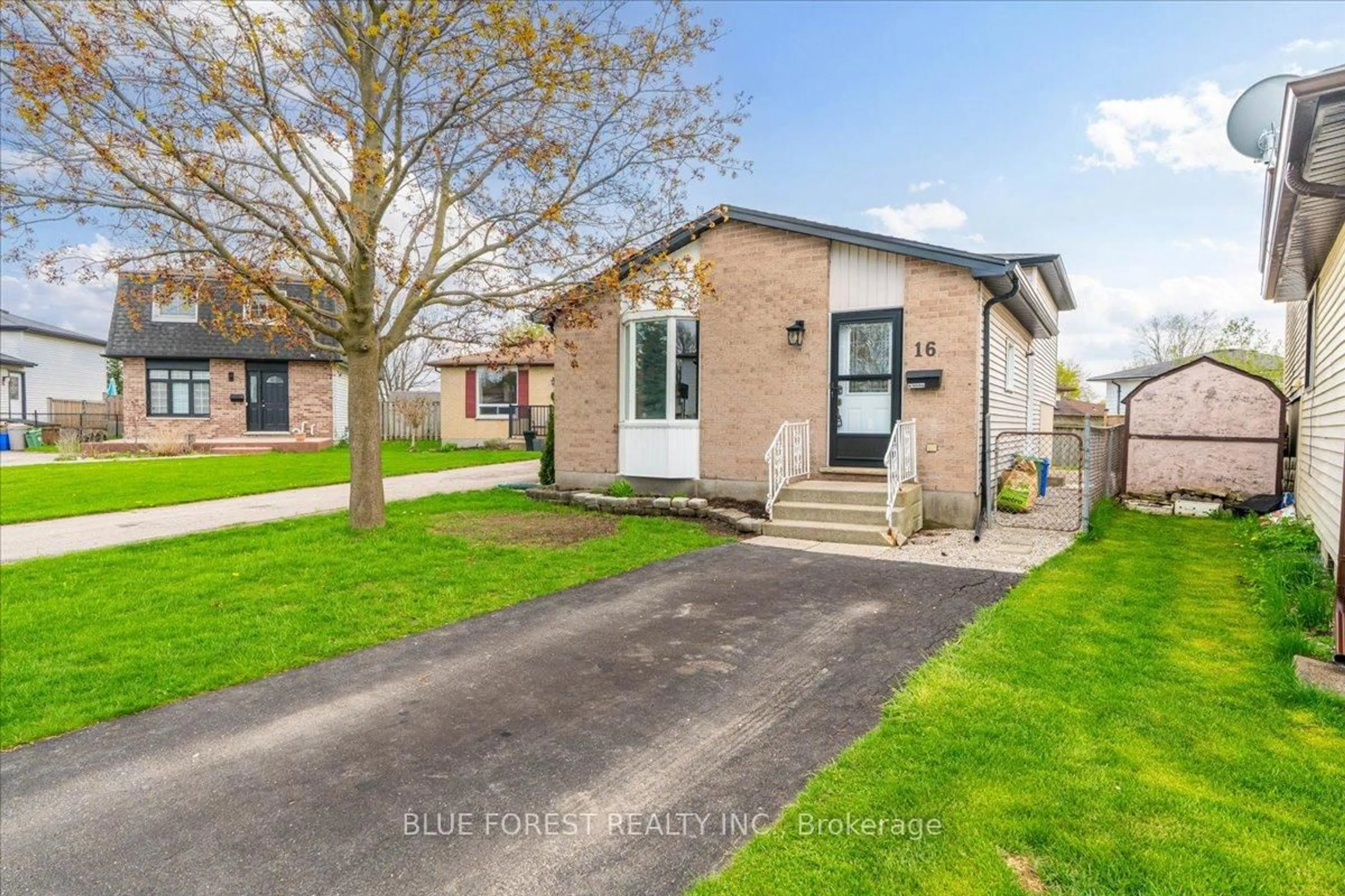 A pic from outside/outdoor area/front of a property/back of a property/a pic from drone, street for 16 Sundridge Crt, London South Ontario N5Z 4R5