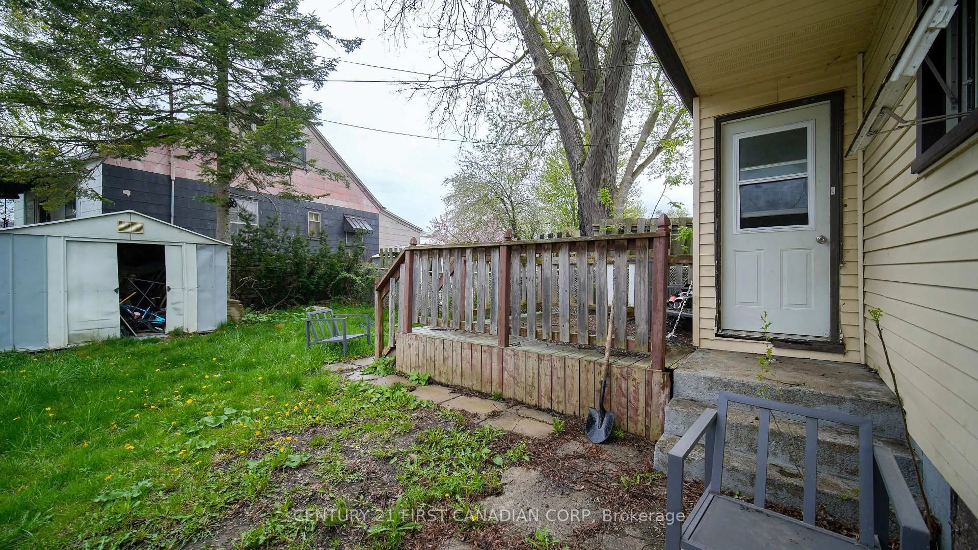 Patio, street for 19 Montgomery Dr, Chatham-Kent Ontario N8A 1P2