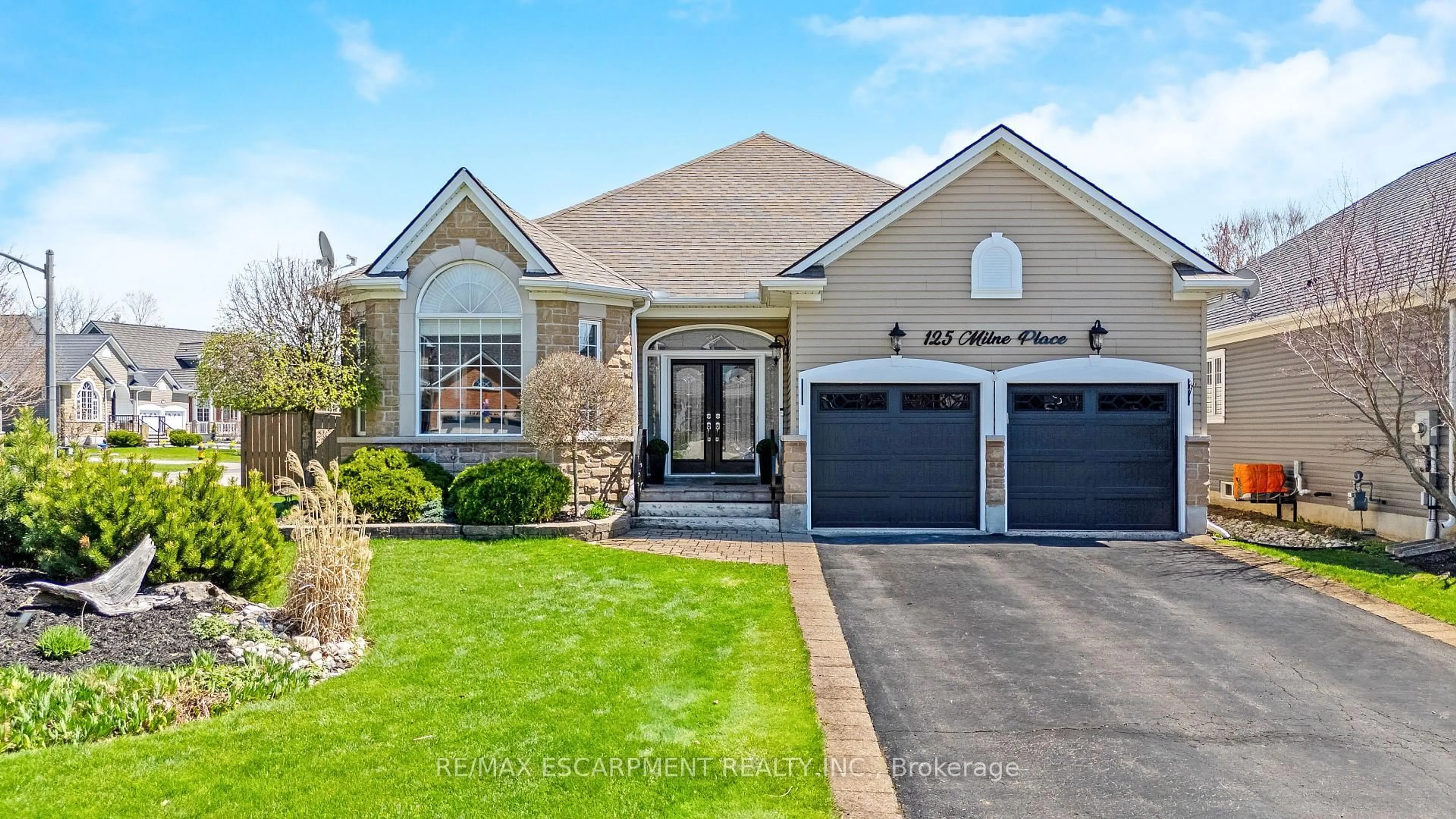 Home with vinyl exterior material, street for 125 Milne Pl, Guelph/Eramosa Ontario N0B 2K0