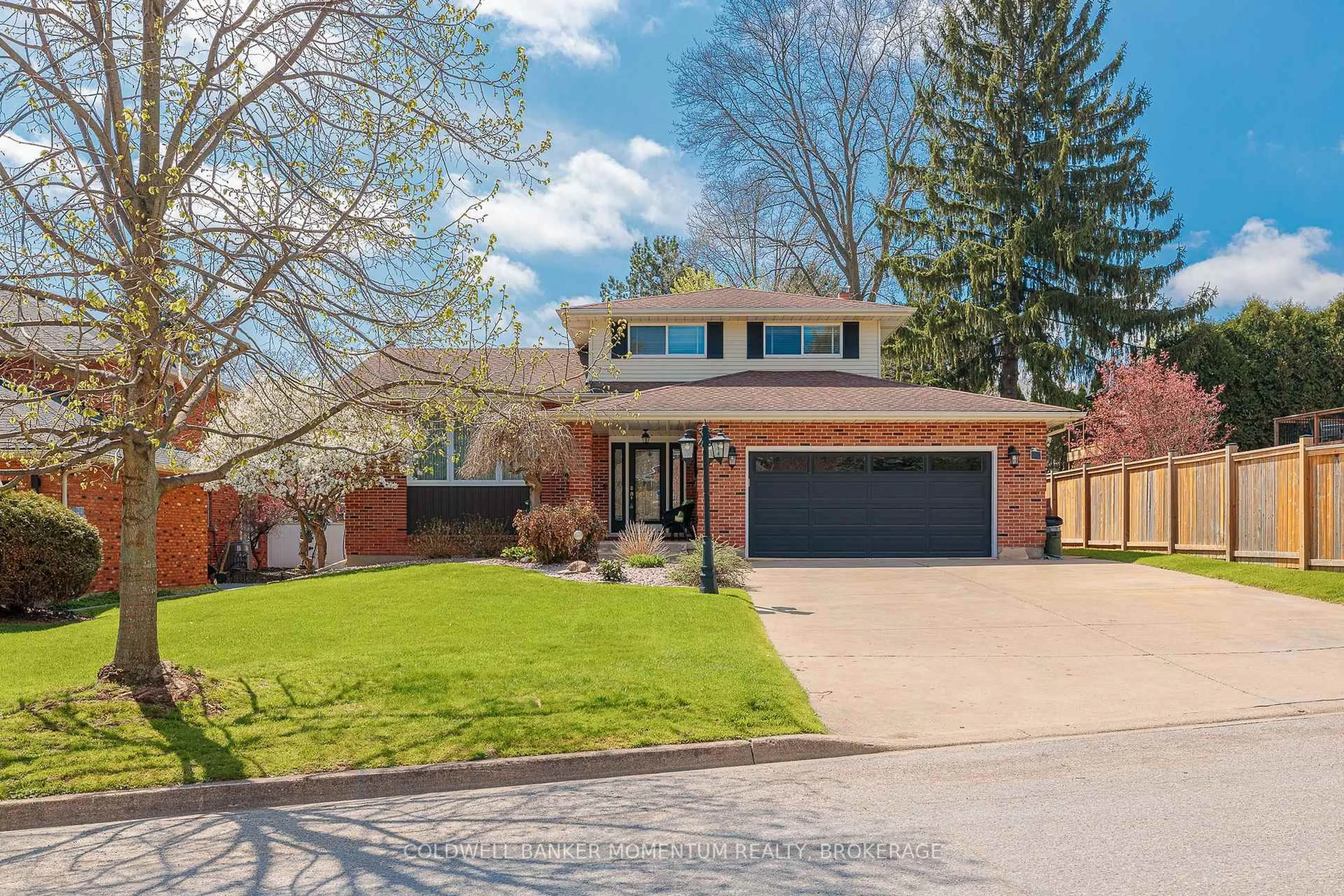 Home with brick exterior material, street for 2 Greenvale Crt, Pelham Ontario L0S 1E1