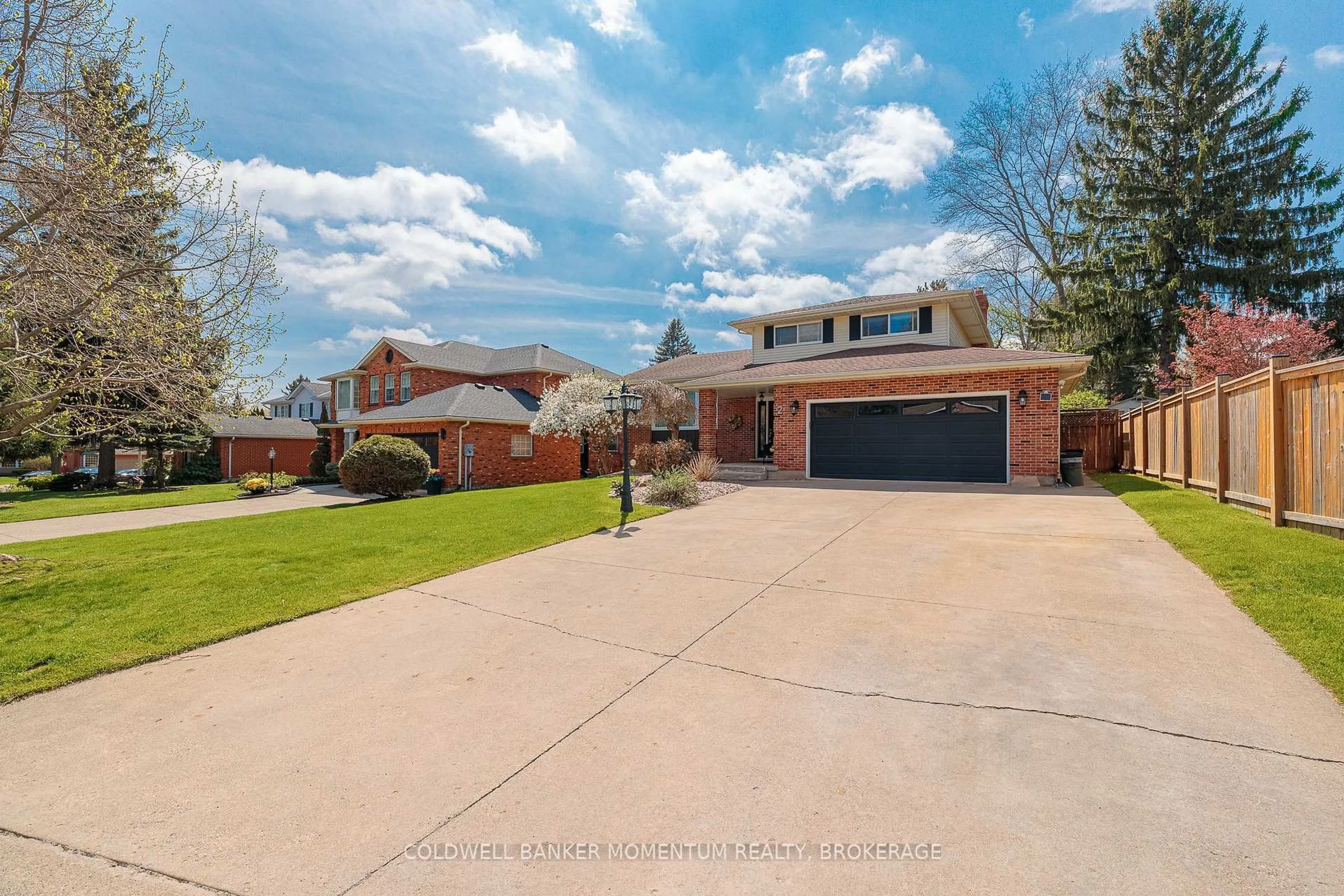 A pic from outside/outdoor area/front of a property/back of a property/a pic from drone, street for 2 Greenvale Crt, Pelham Ontario L0S 1E1