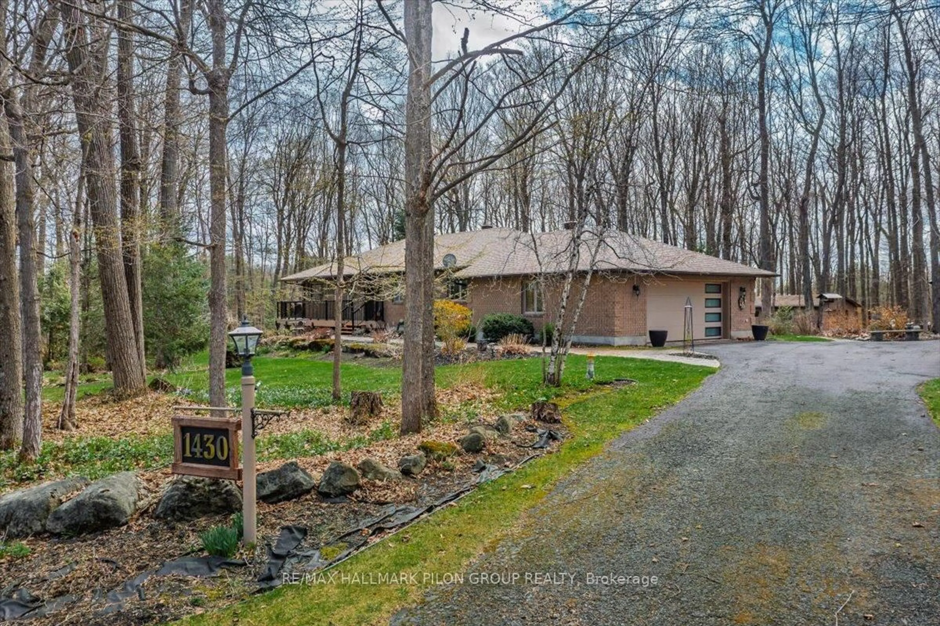 A pic from outside/outdoor area/front of a property/back of a property/a pic from drone, unknown for 1430 Minogue Cres, Orleans Ontario K4C 1B4