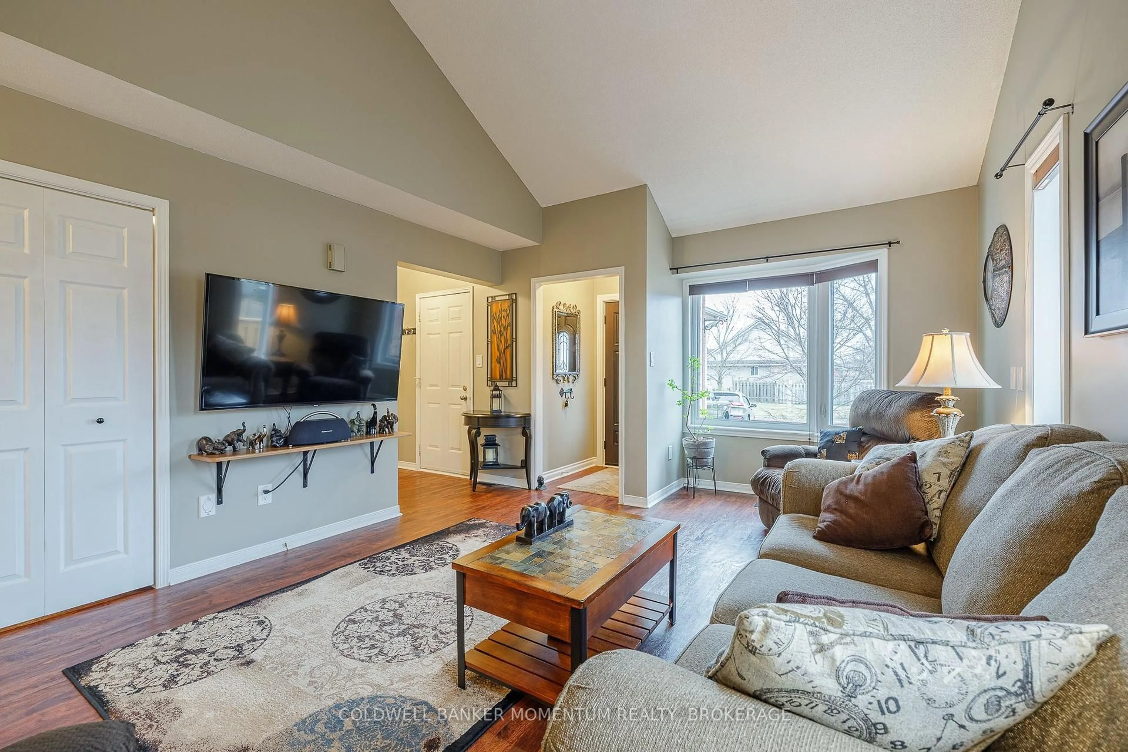 Living room with furniture, unknown for 5191 Mulberry Dr, Lincoln Ontario L3J 0J6