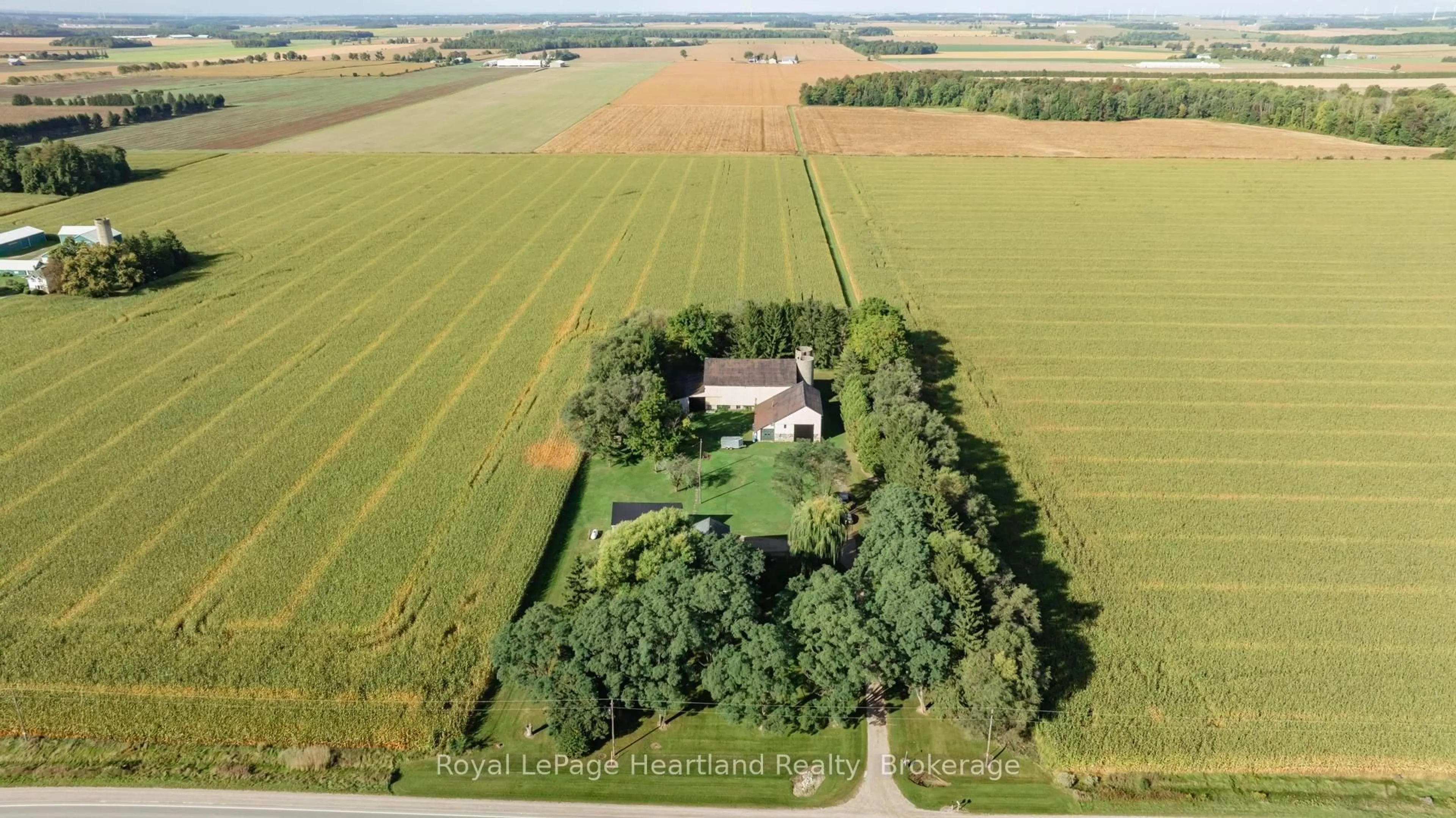 A pic from outside/outdoor area/front of a property/back of a property/a pic from drone, building for 73399 LONDON Rd, Bluewater Ontario N0M 2E0