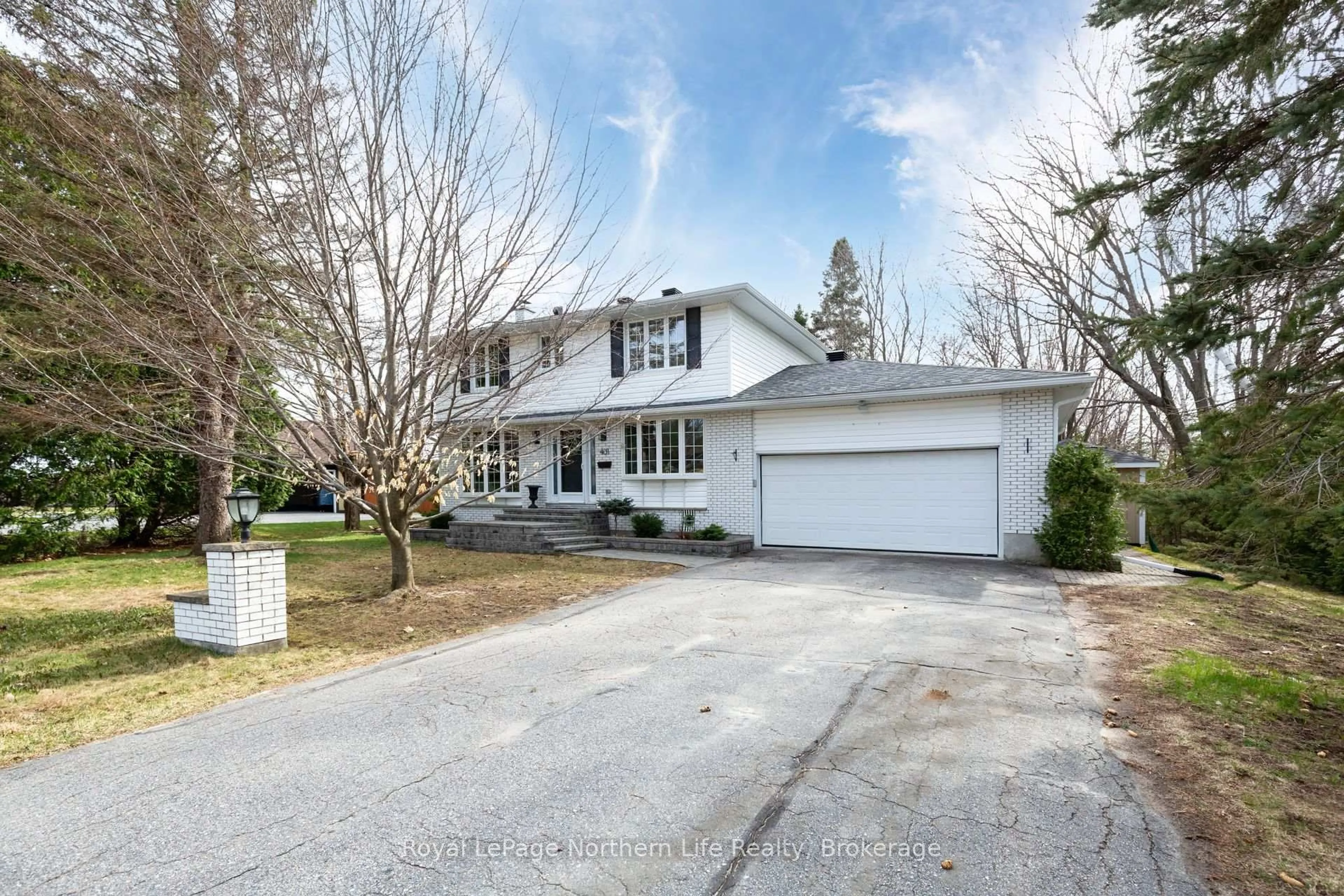 A pic from outside/outdoor area/front of a property/back of a property/a pic from drone, street for 401 Surrey Dr, North Bay Ontario P1C 1E4