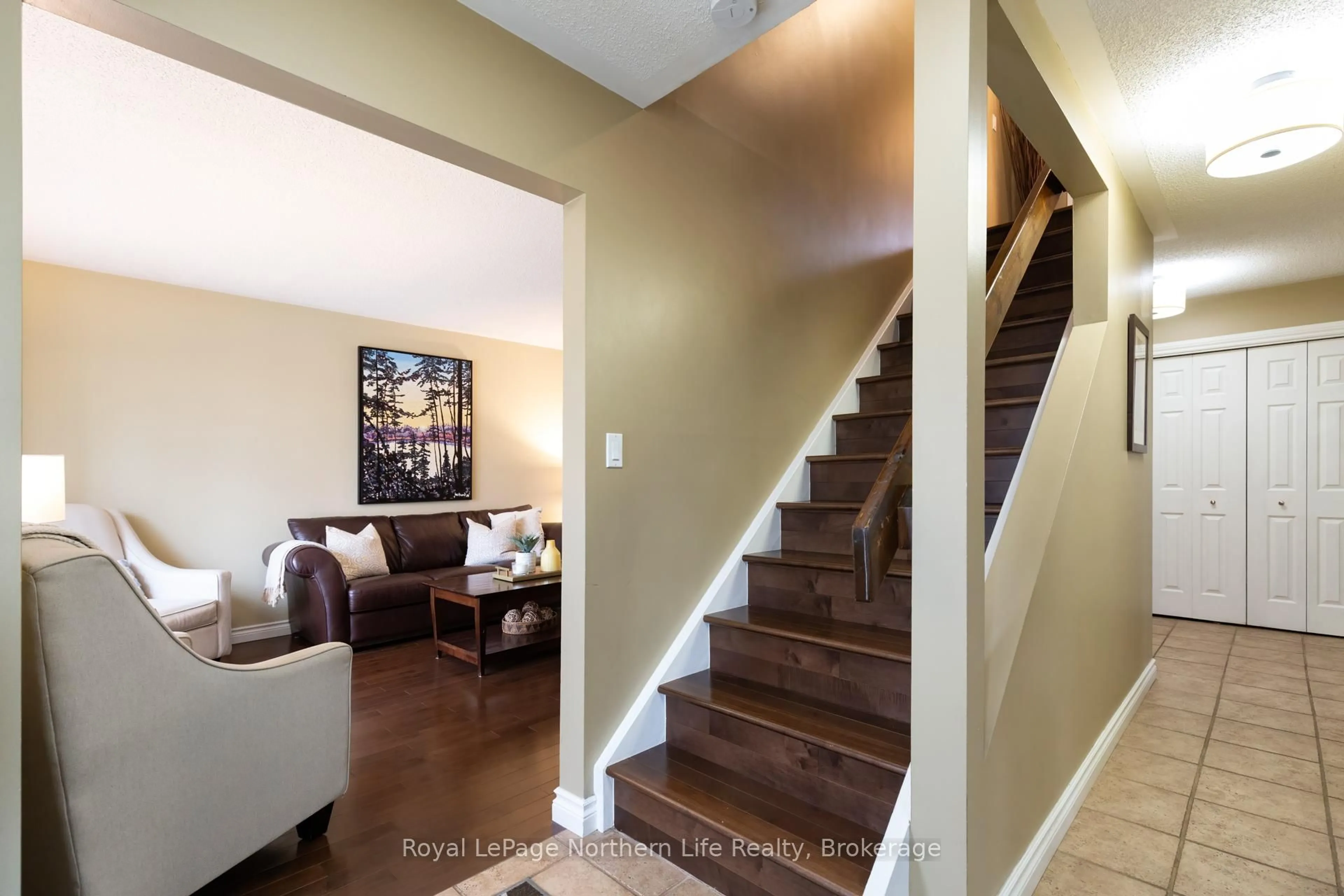 Indoor entryway for 401 Surrey Dr, North Bay Ontario P1C 1E4