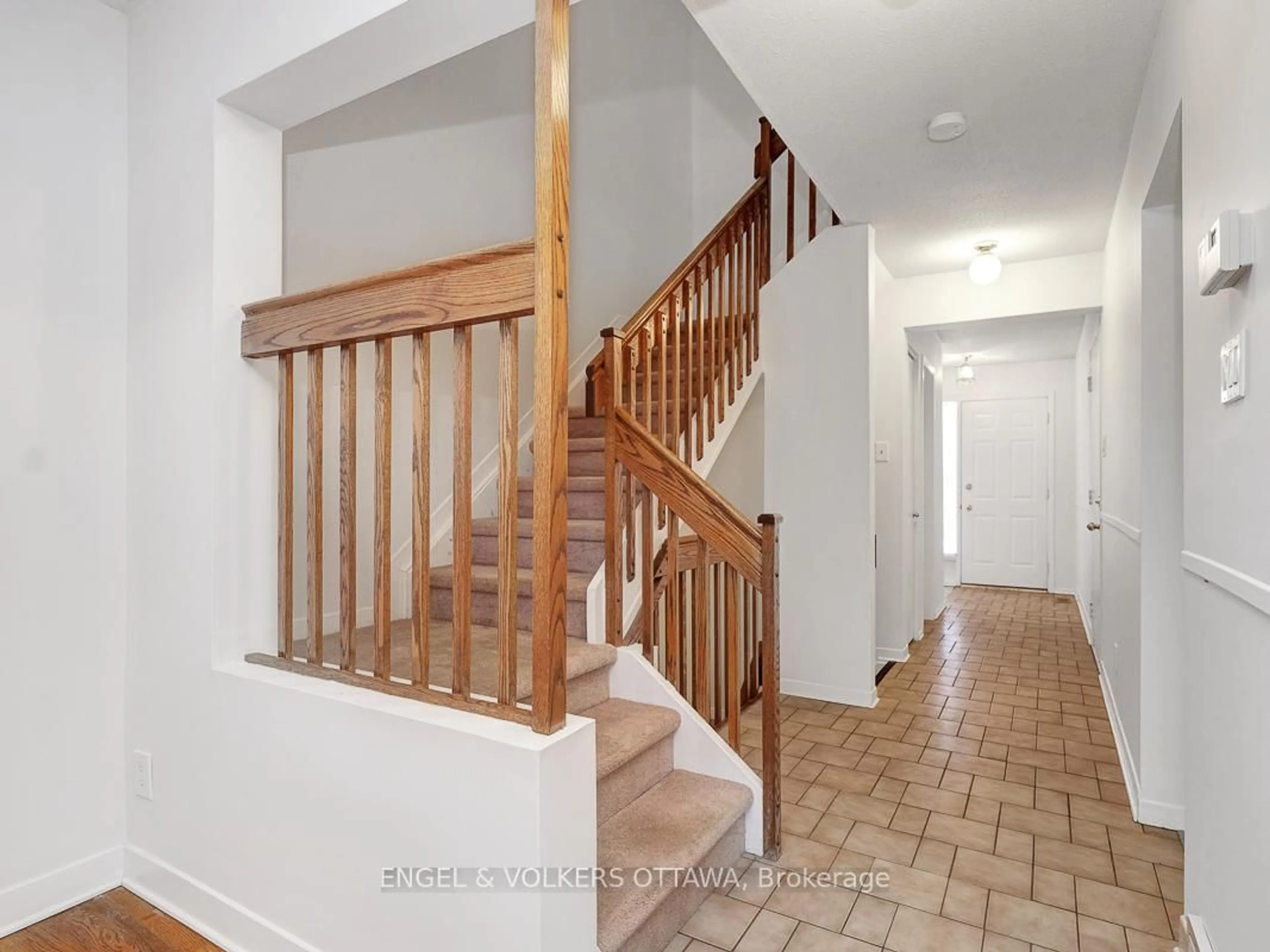 Indoor foyer for 6 Mill Hill Rd, Ottawa Ontario K2H 9N4