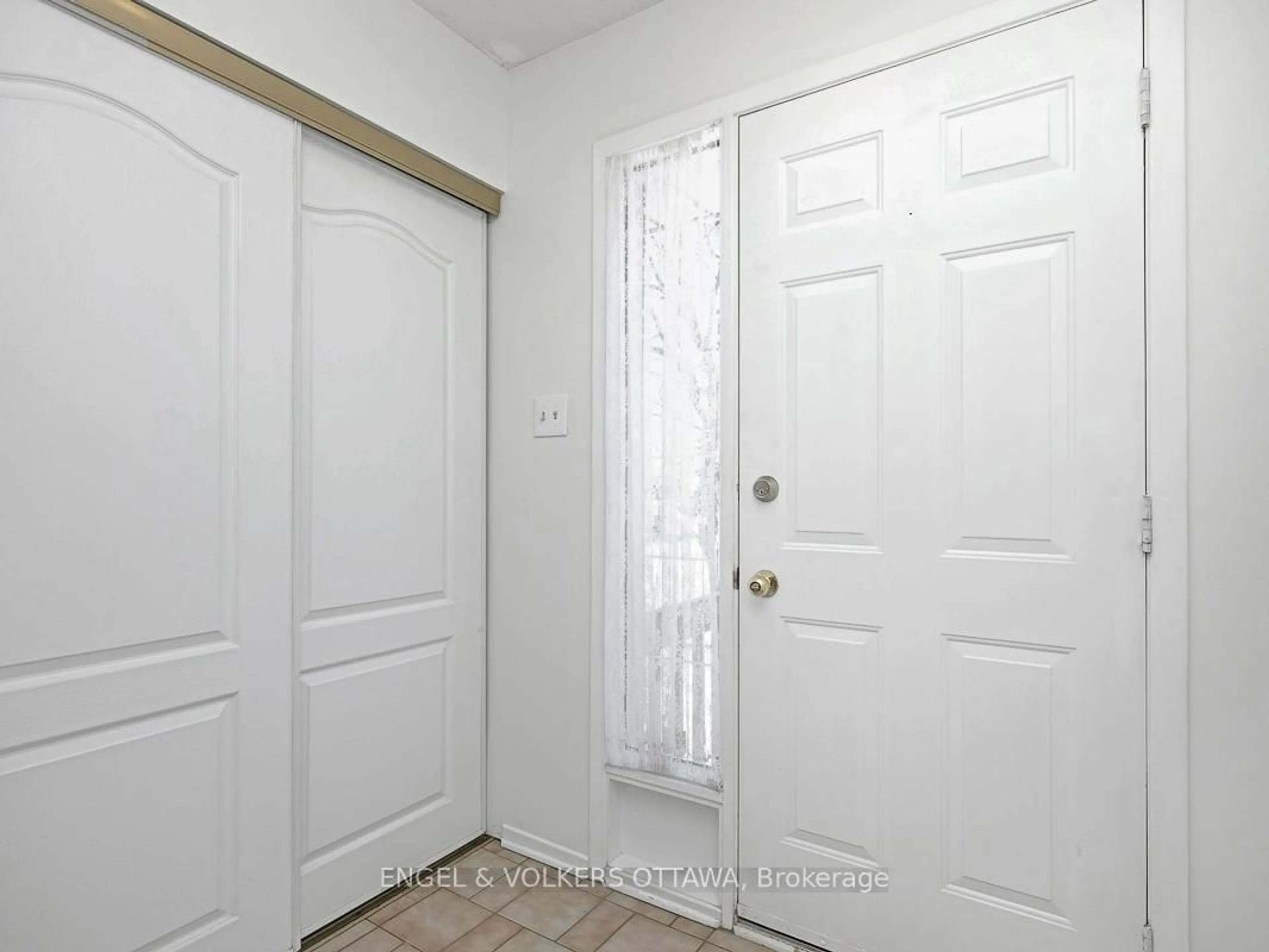 Indoor entryway for 6 Mill Hill Rd, Ottawa Ontario K2H 9N4