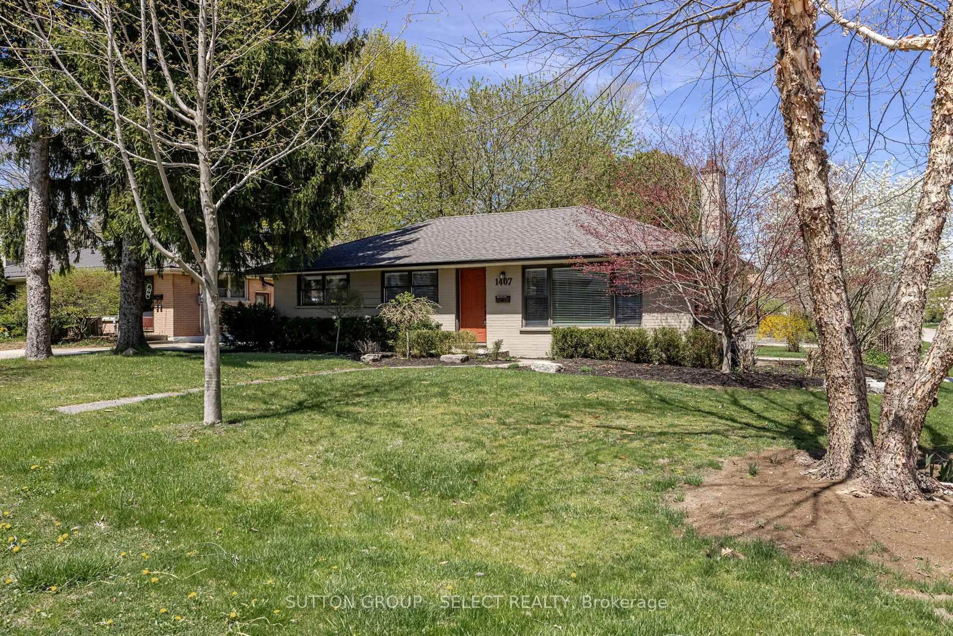 A pic from outside/outdoor area/front of a property/back of a property/a pic from drone, street for 1407 Byron Baseline Rd, London South Ontario N6K 2E9