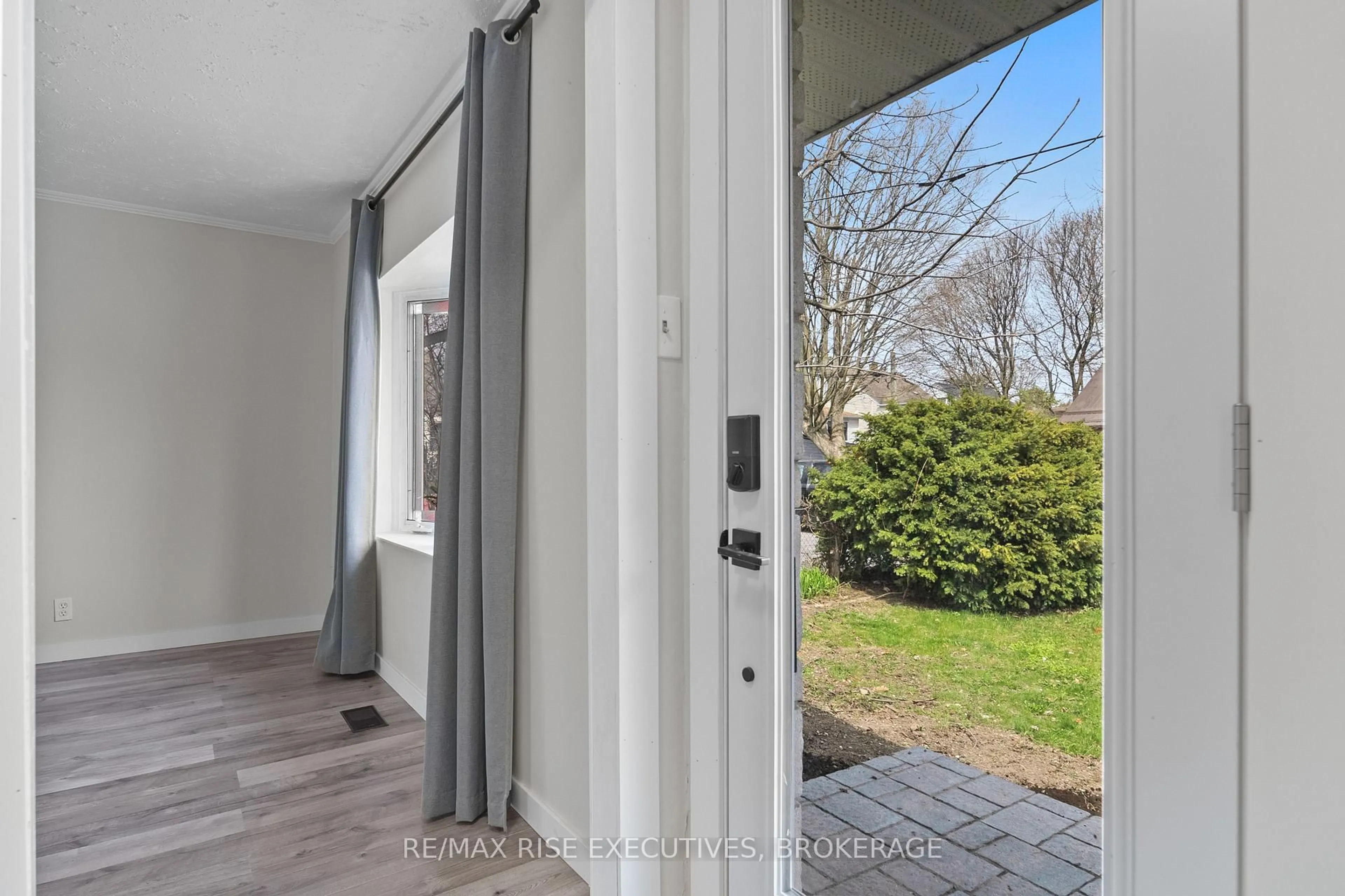 Indoor entryway for 6 Arthur St, Kingston Ontario K7K 2L4