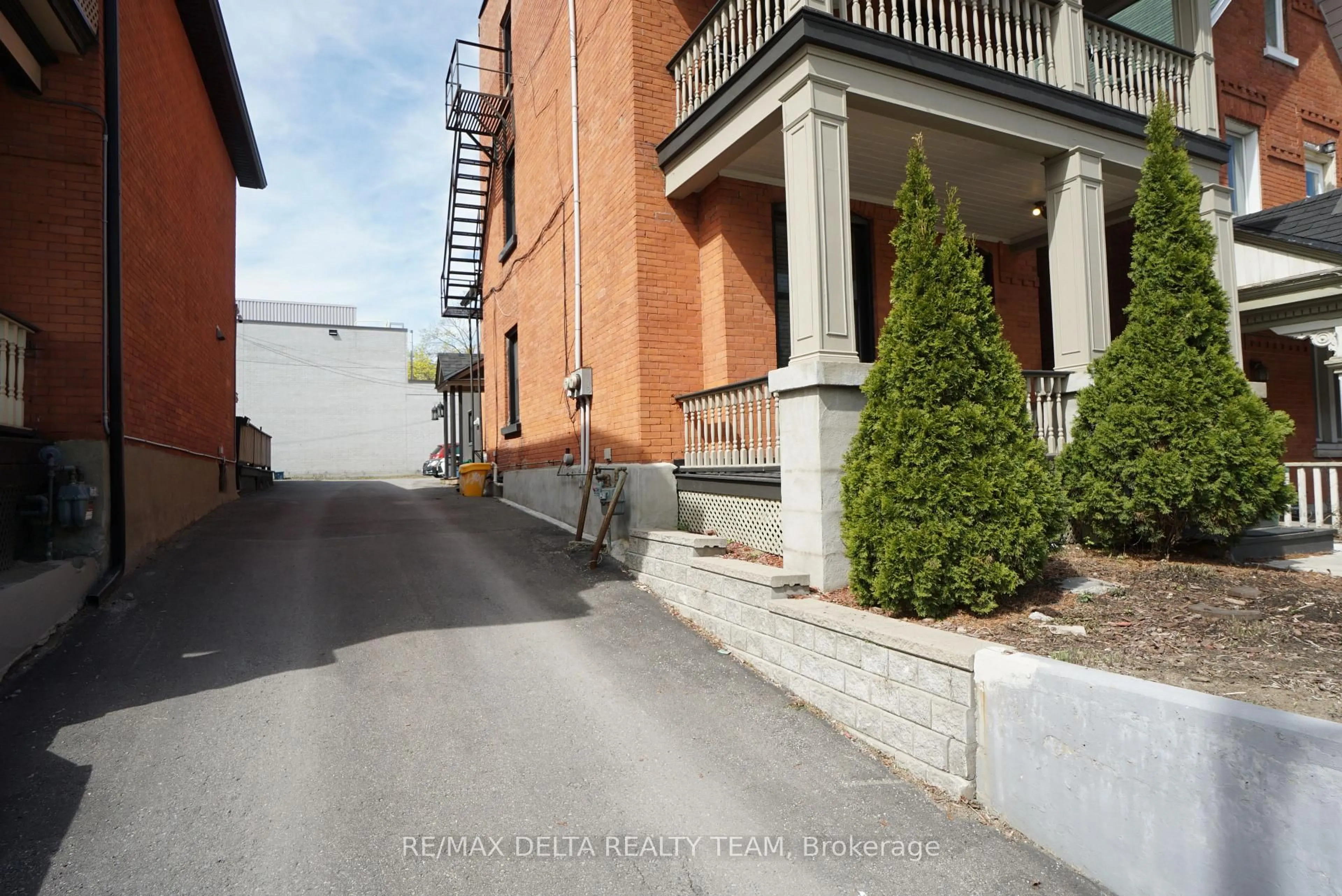 Unknown for 320 Lyon St, Ottawa Ontario K1R 5W6