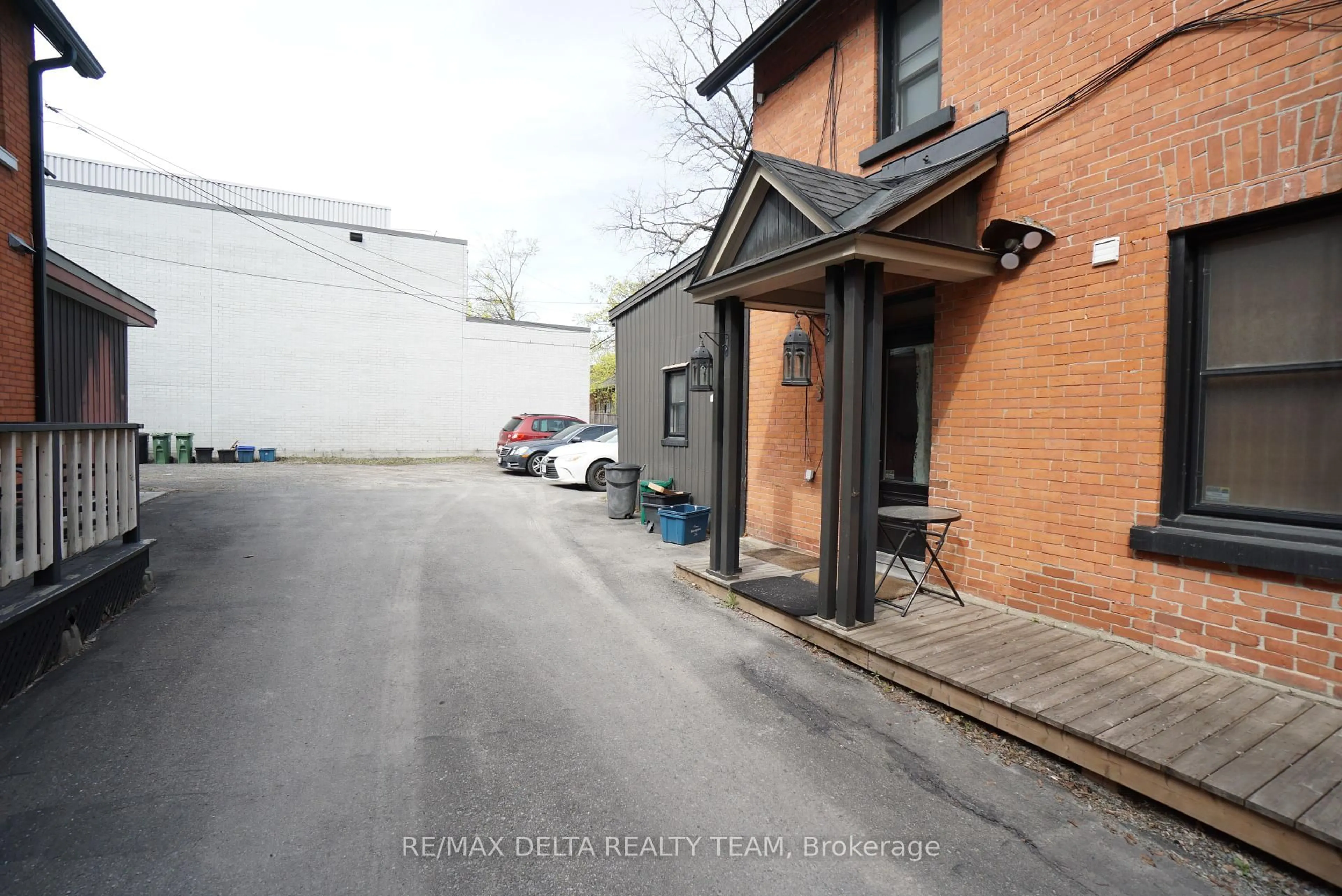A pic from outside/outdoor area/front of a property/back of a property/a pic from drone, street for 320 Lyon St, Ottawa Ontario K1R 5W6