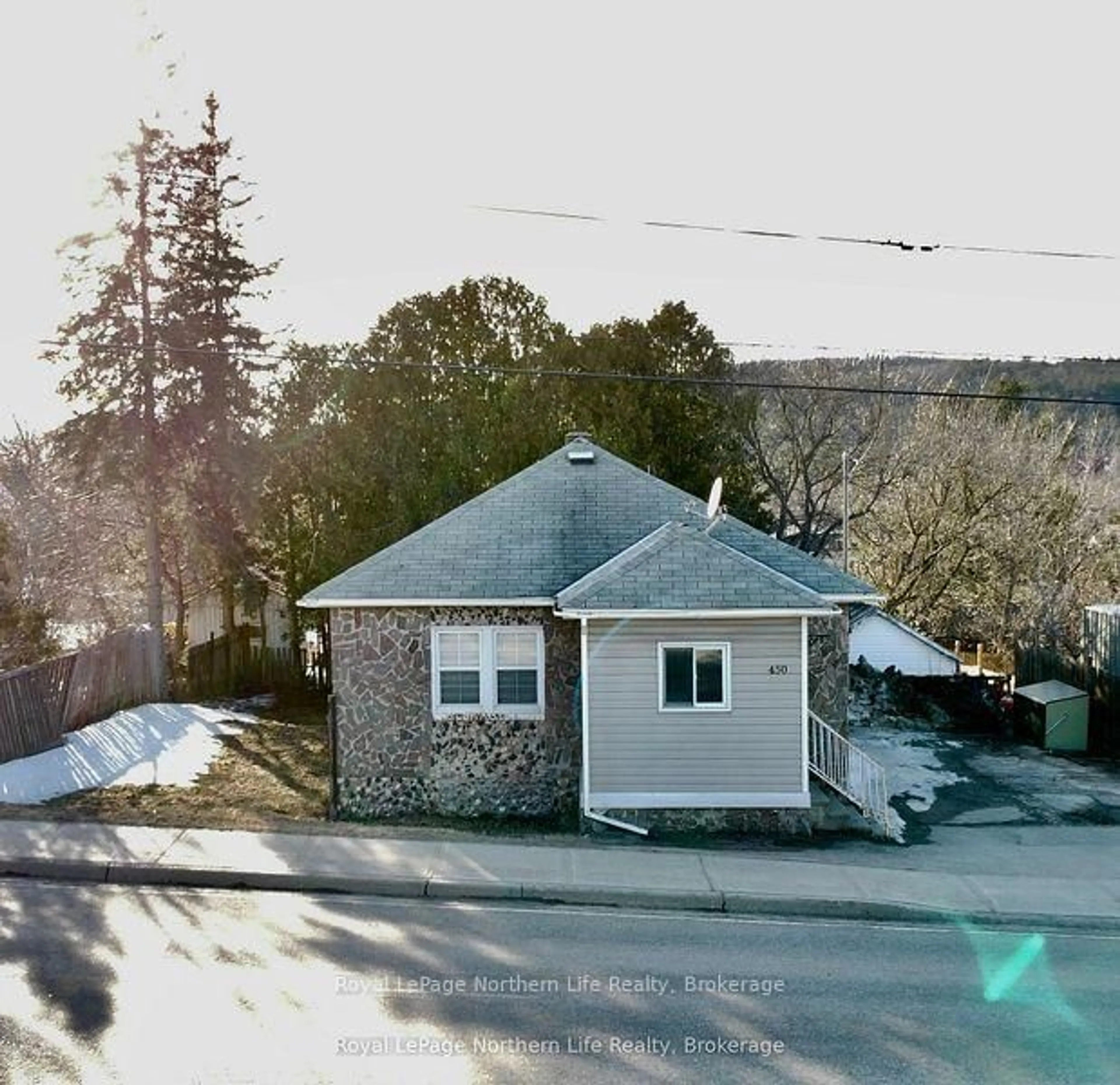 A pic from outside/outdoor area/front of a property/back of a property/a pic from drone, building for 450 McConnell St, Mattawa Ontario P0H 1V0