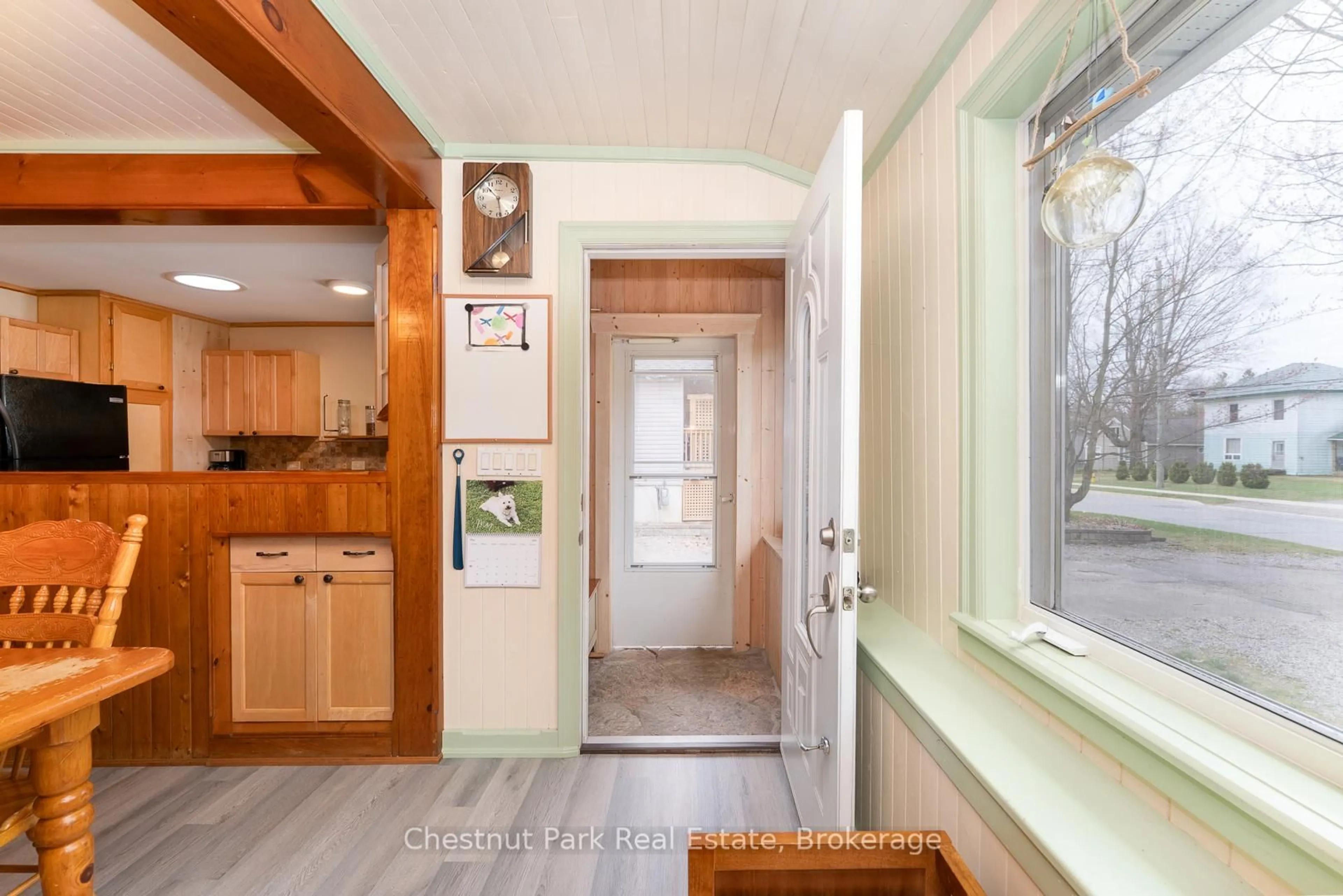 Indoor entryway for 23 EWING St, Bracebridge Ontario P1L 1C7
