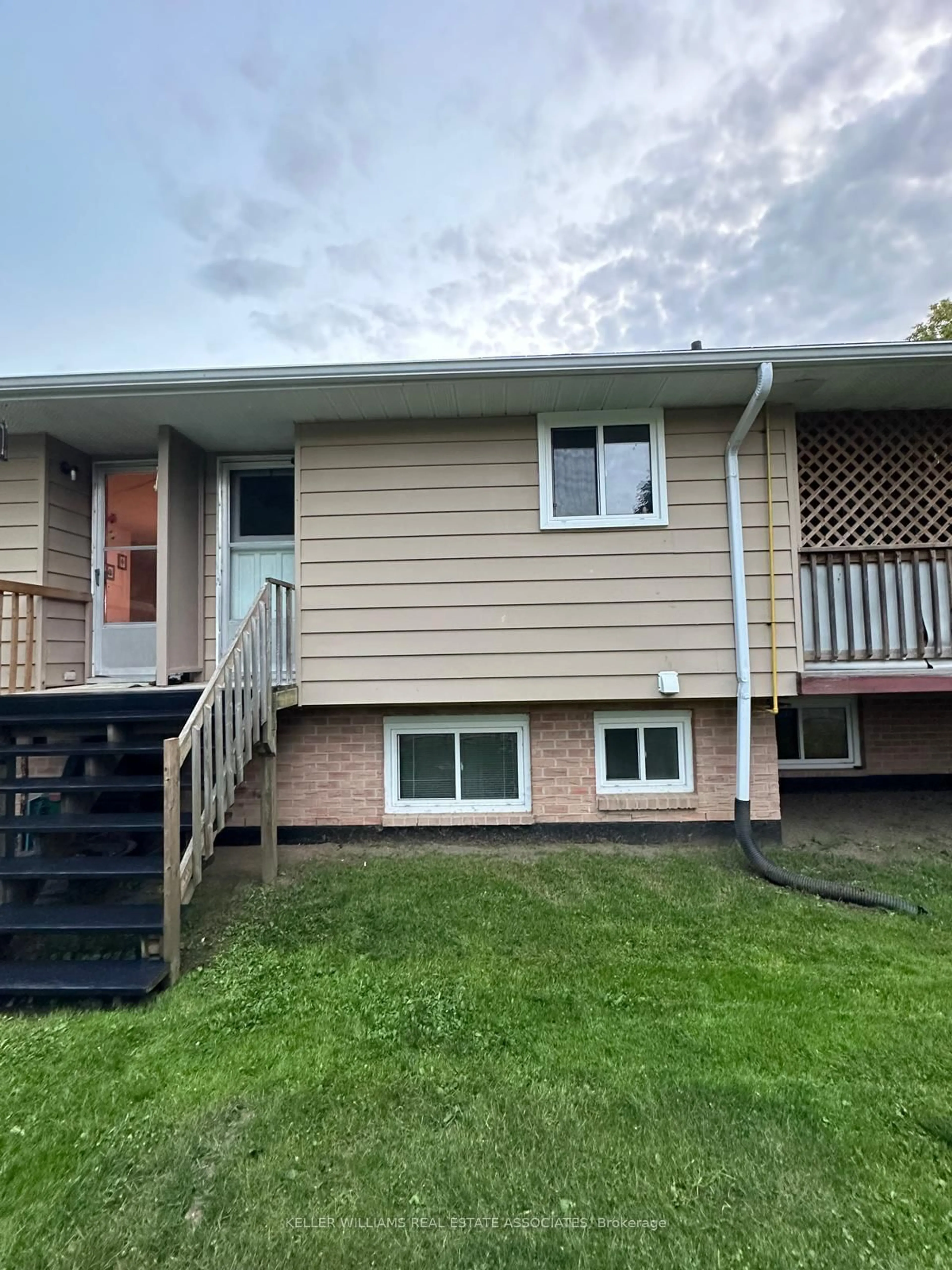 Home with vinyl exterior material, unknown for 103 King St, Minto Ontario N0G 1Z0