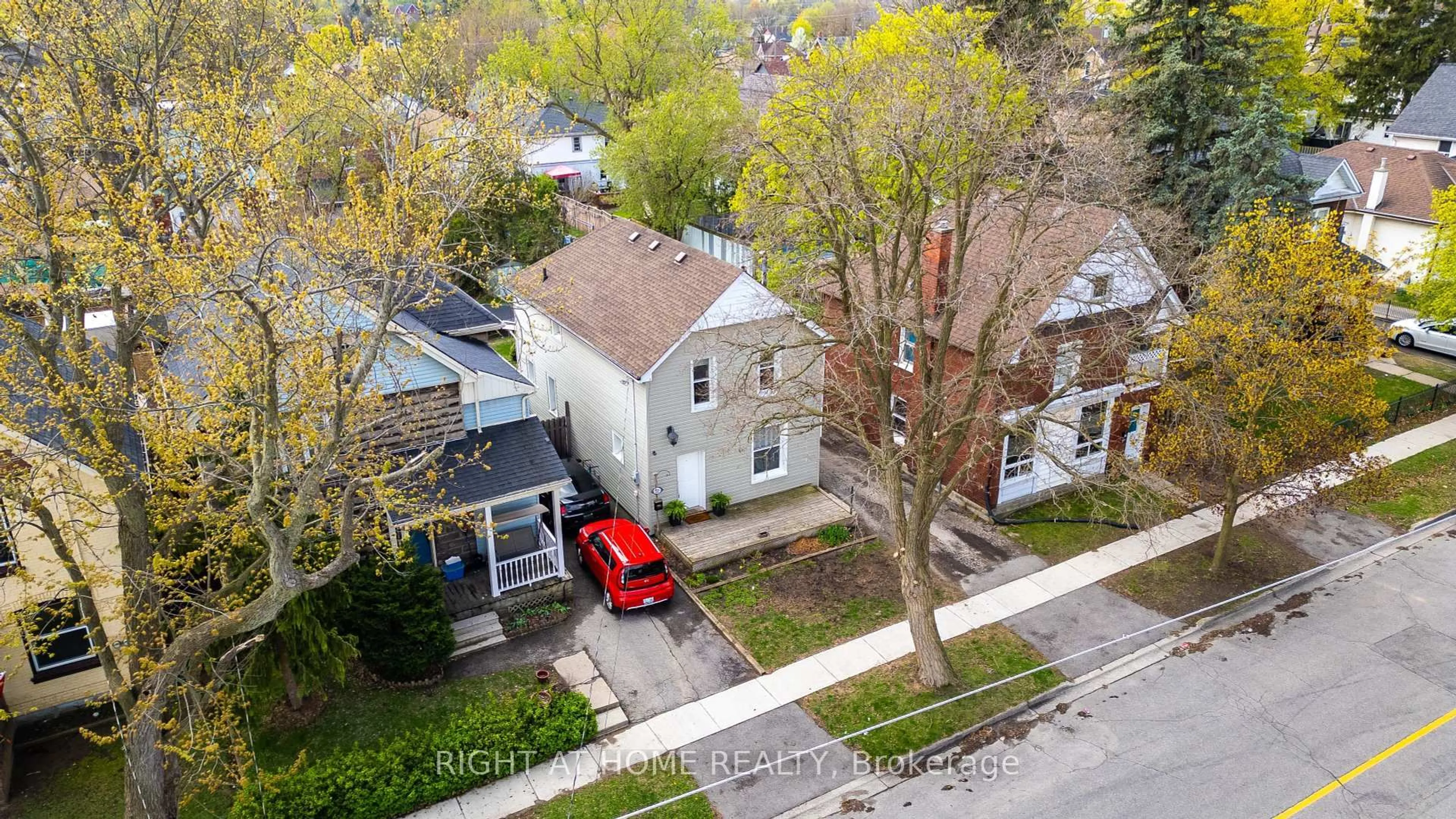 A pic from outside/outdoor area/front of a property/back of a property/a pic from drone, street for 41 Brighton Ave, Brantford Ontario N3S 1V8