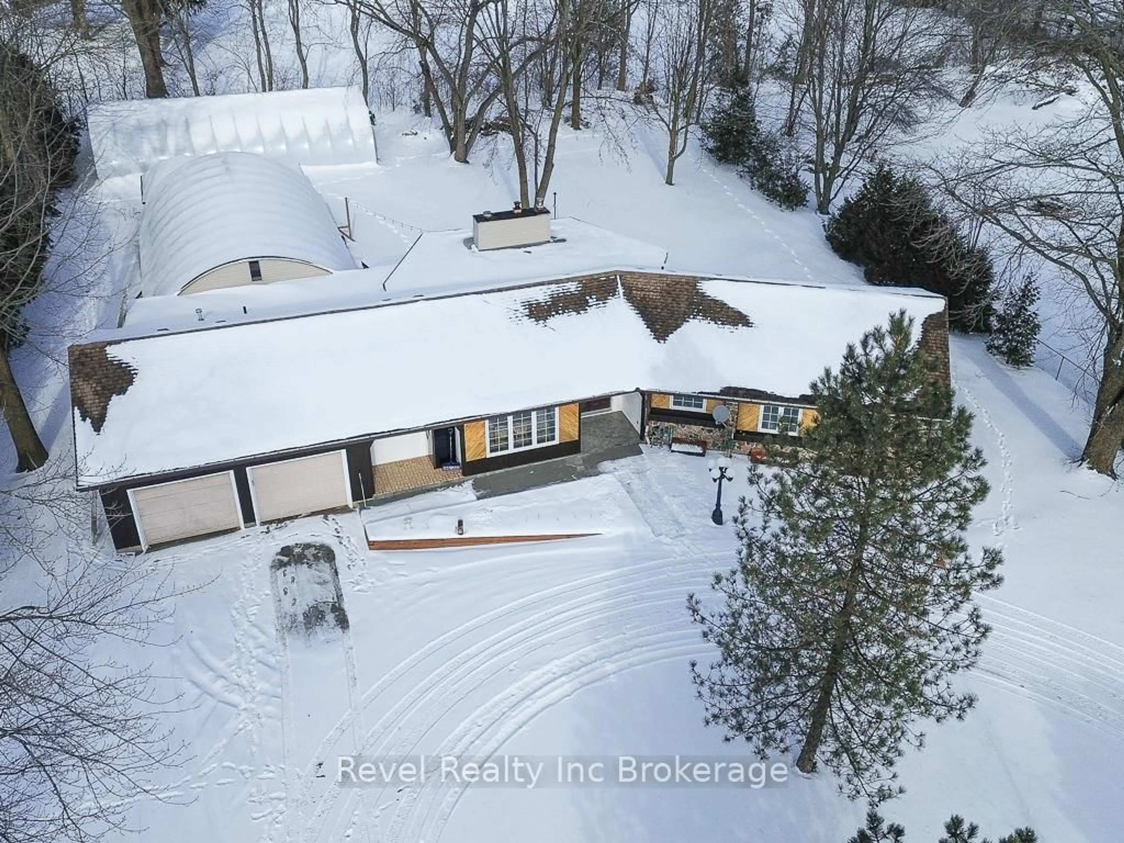 A pic from outside/outdoor area/front of a property/back of a property/a pic from drone, street for 3880 Dundas St, Thames Centre Ontario N5V 5C6