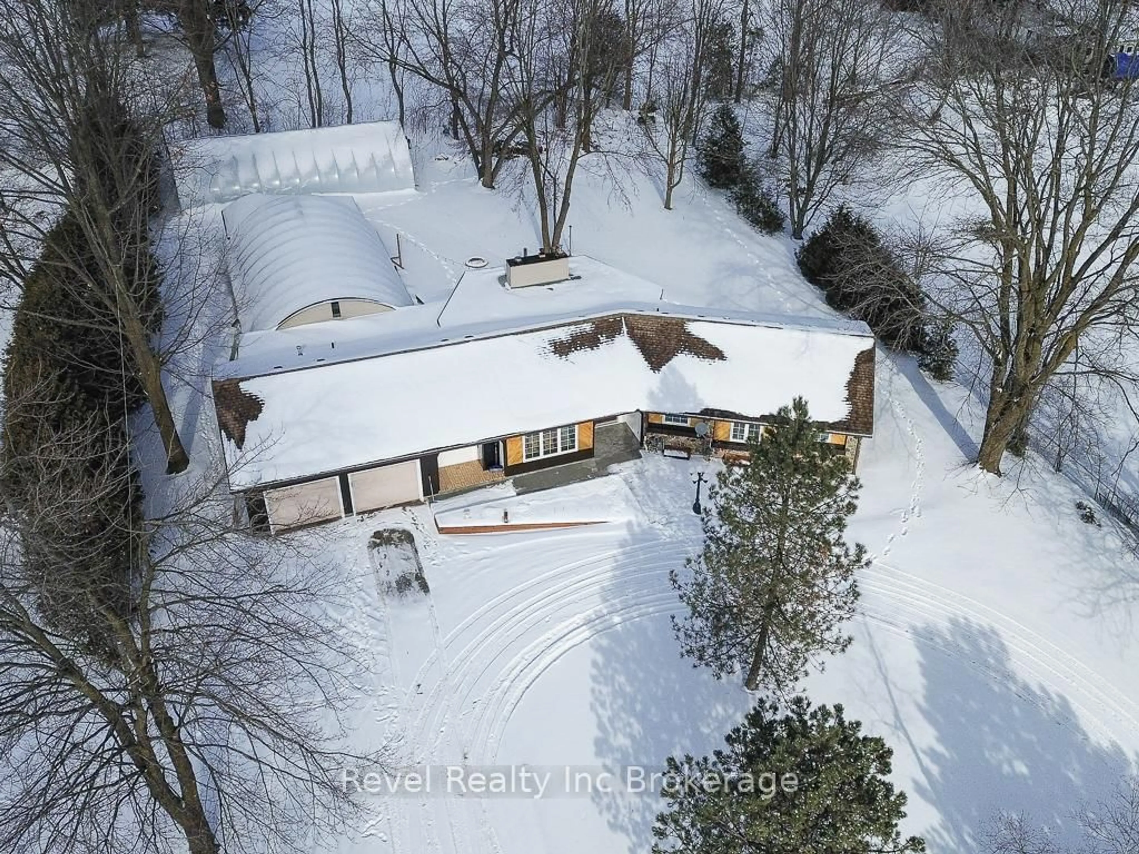 A pic from outside/outdoor area/front of a property/back of a property/a pic from drone, building for 3880 Dundas St, Thames Centre Ontario N5V 5C6