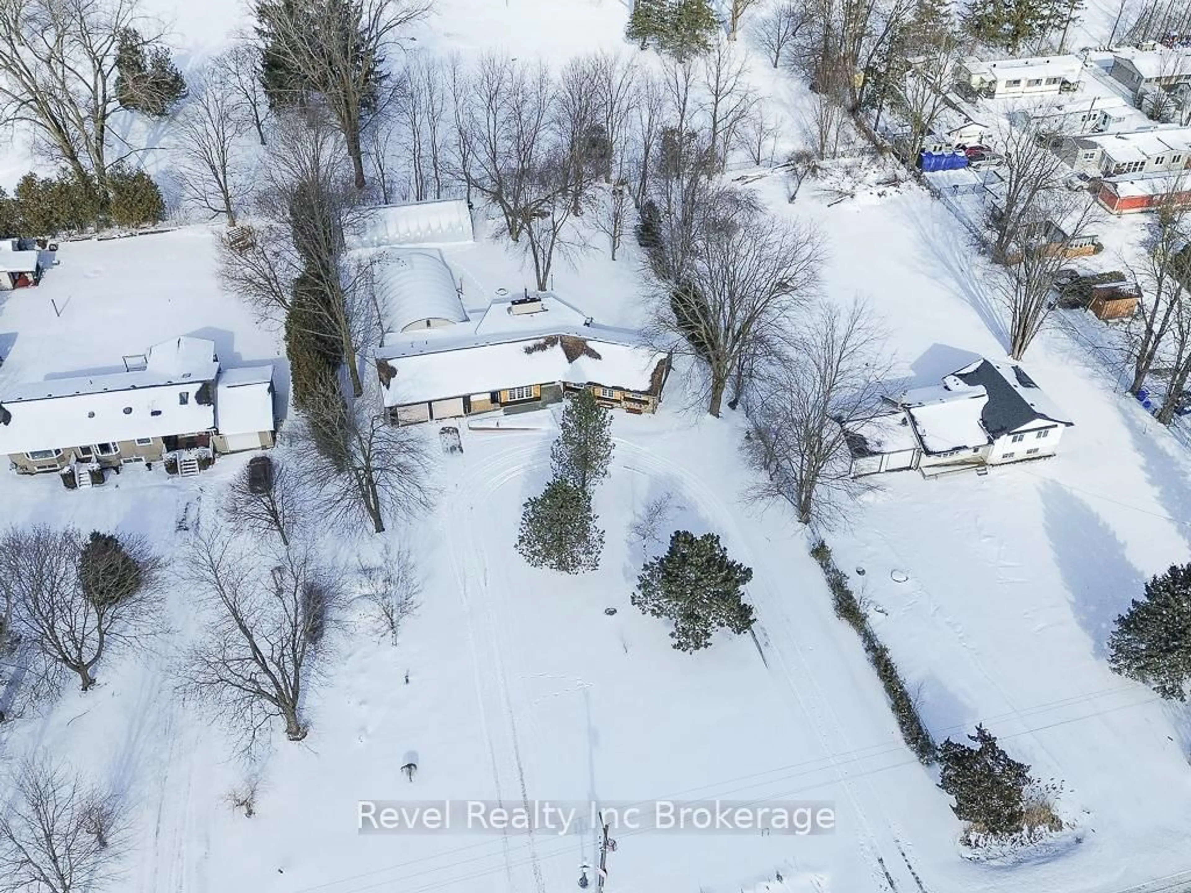 A pic from outside/outdoor area/front of a property/back of a property/a pic from drone, street for 3880 Dundas St, Thames Centre Ontario N5V 5C6