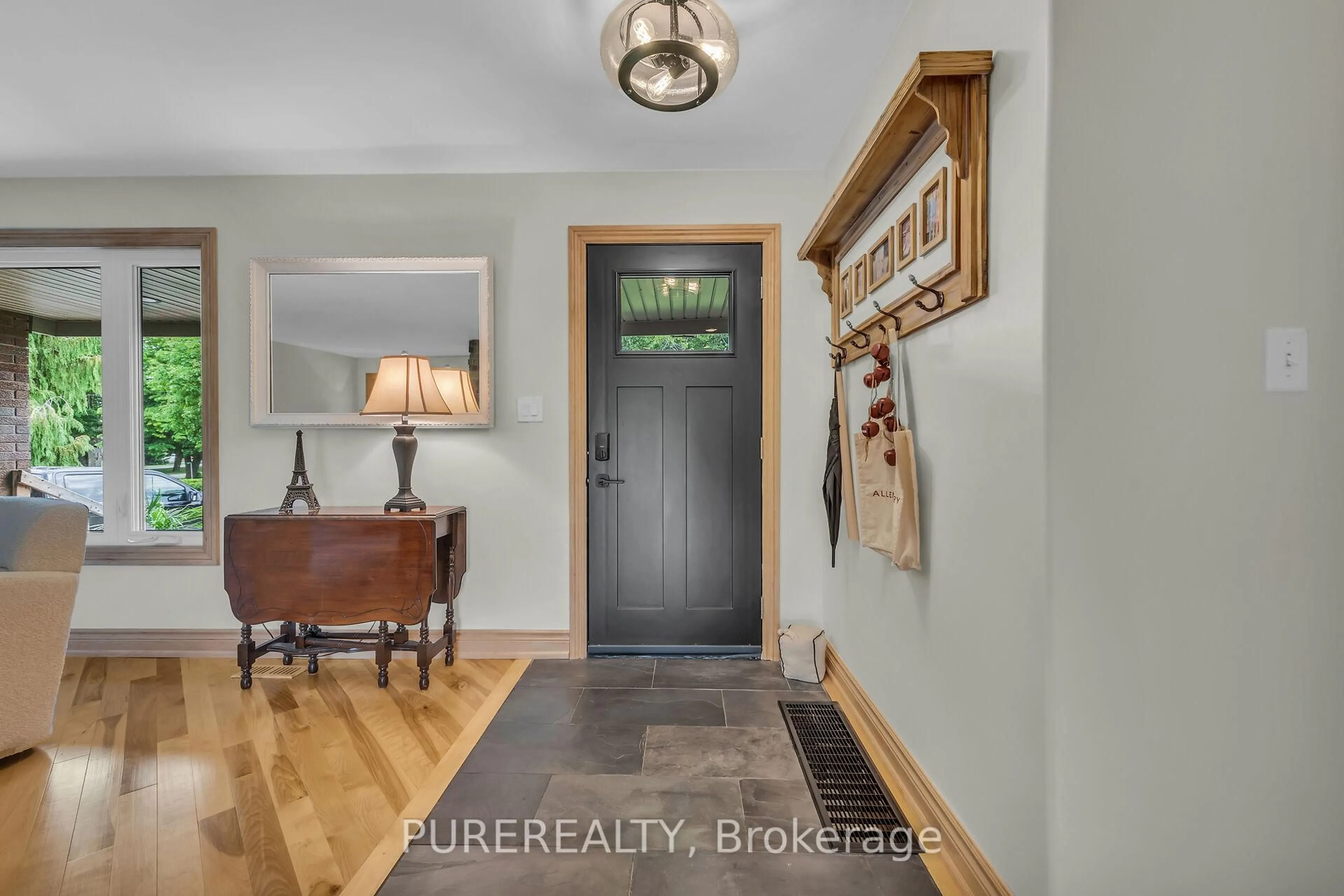 Indoor entryway for 740 Ridge Rd, Hamilton Ontario L8J 2Y8