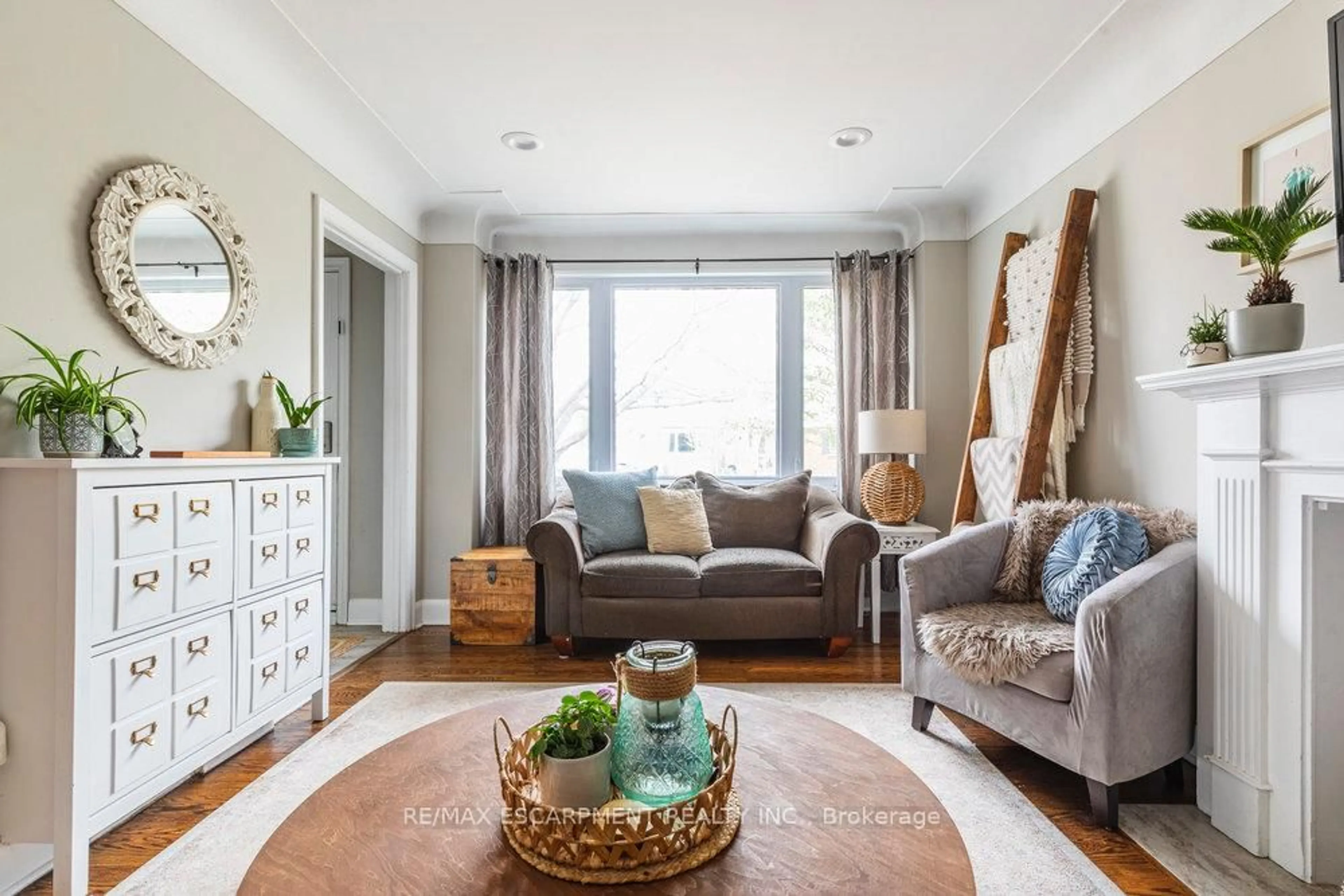 Living room with furniture, unknown for 5 Bettina Ave, Hamilton Ontario L8K 3M4