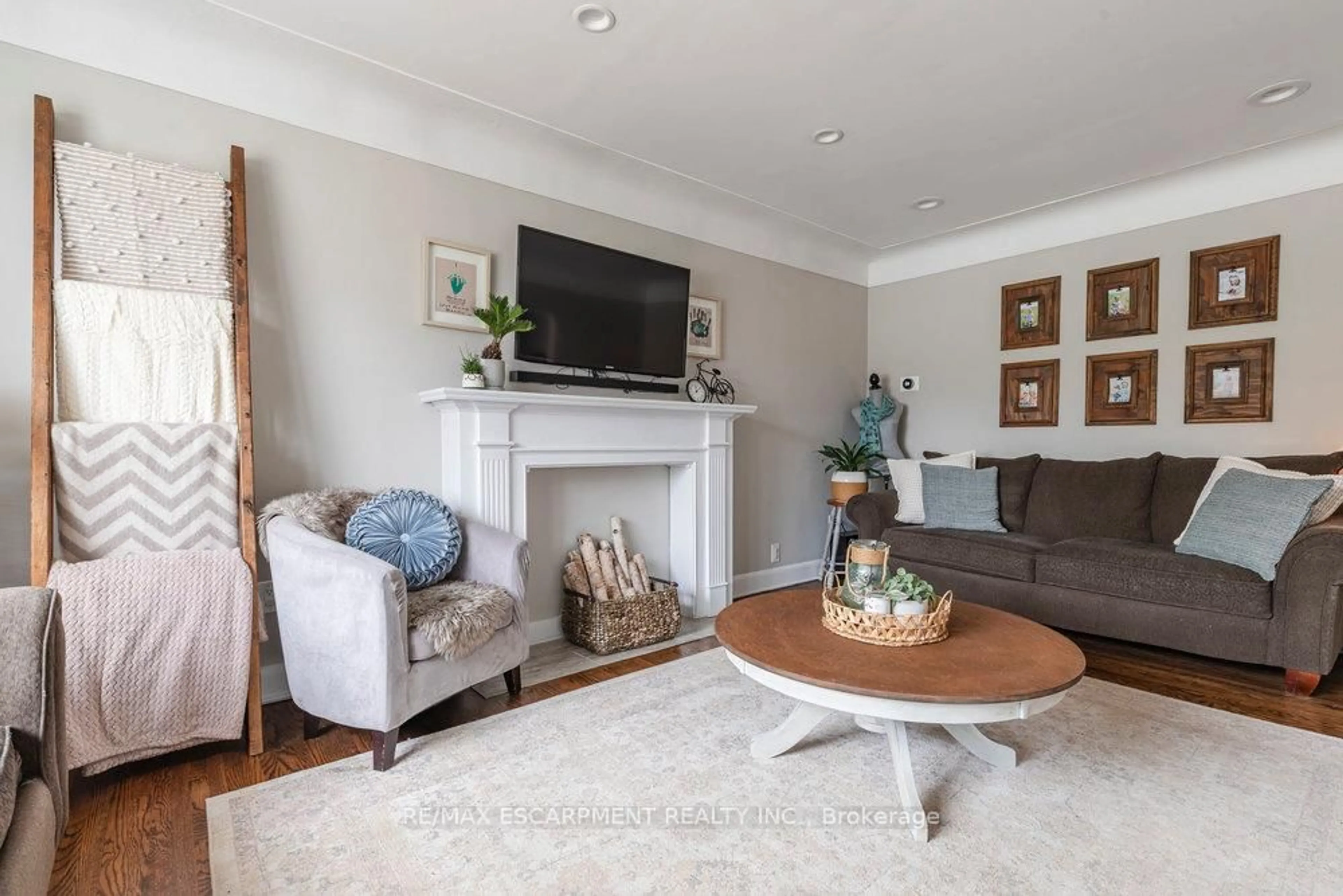 Living room with furniture, unknown for 5 Bettina Ave, Hamilton Ontario L8K 3M4
