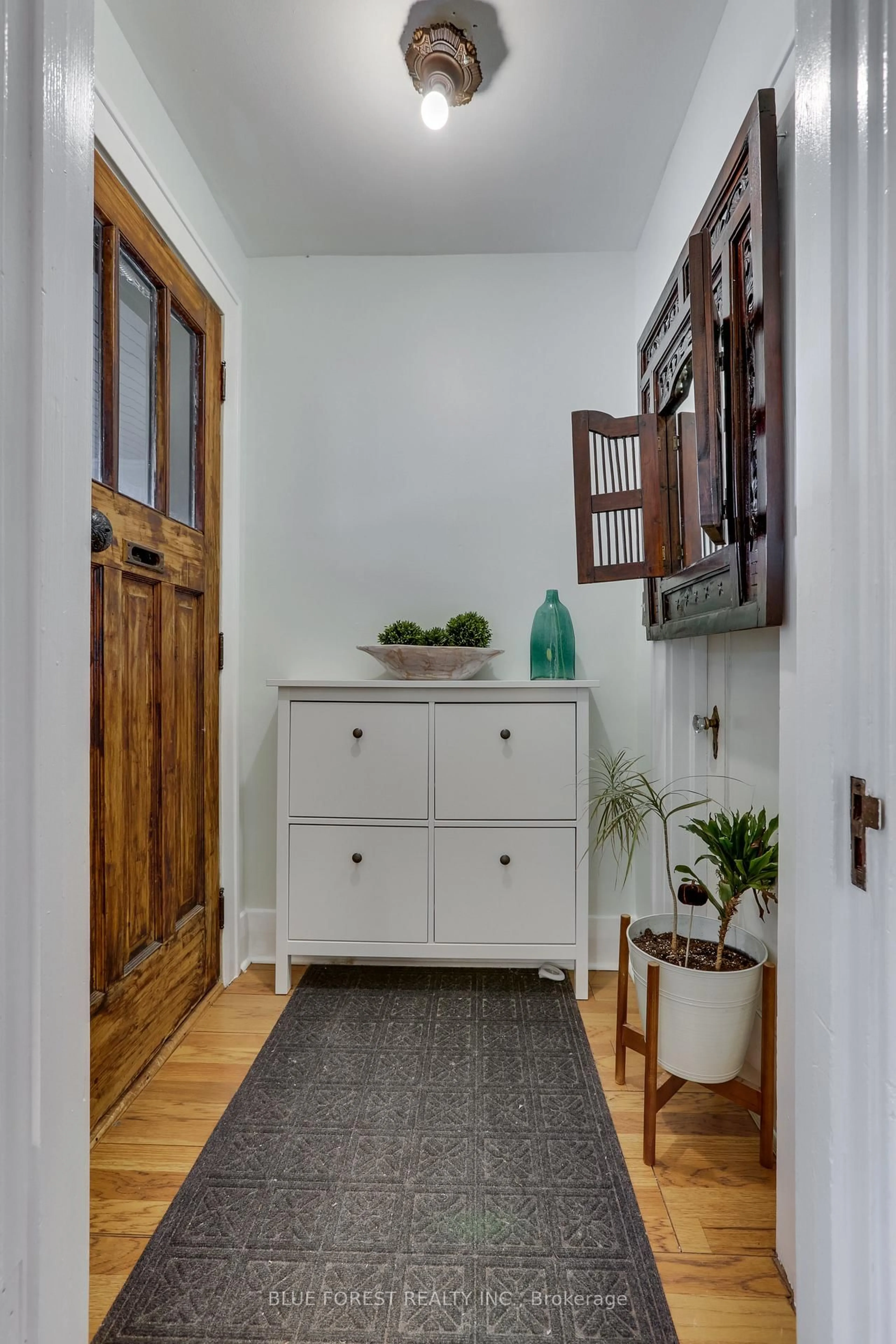 Indoor entryway for 32 Bruce St, London South Ontario N6C 1G5