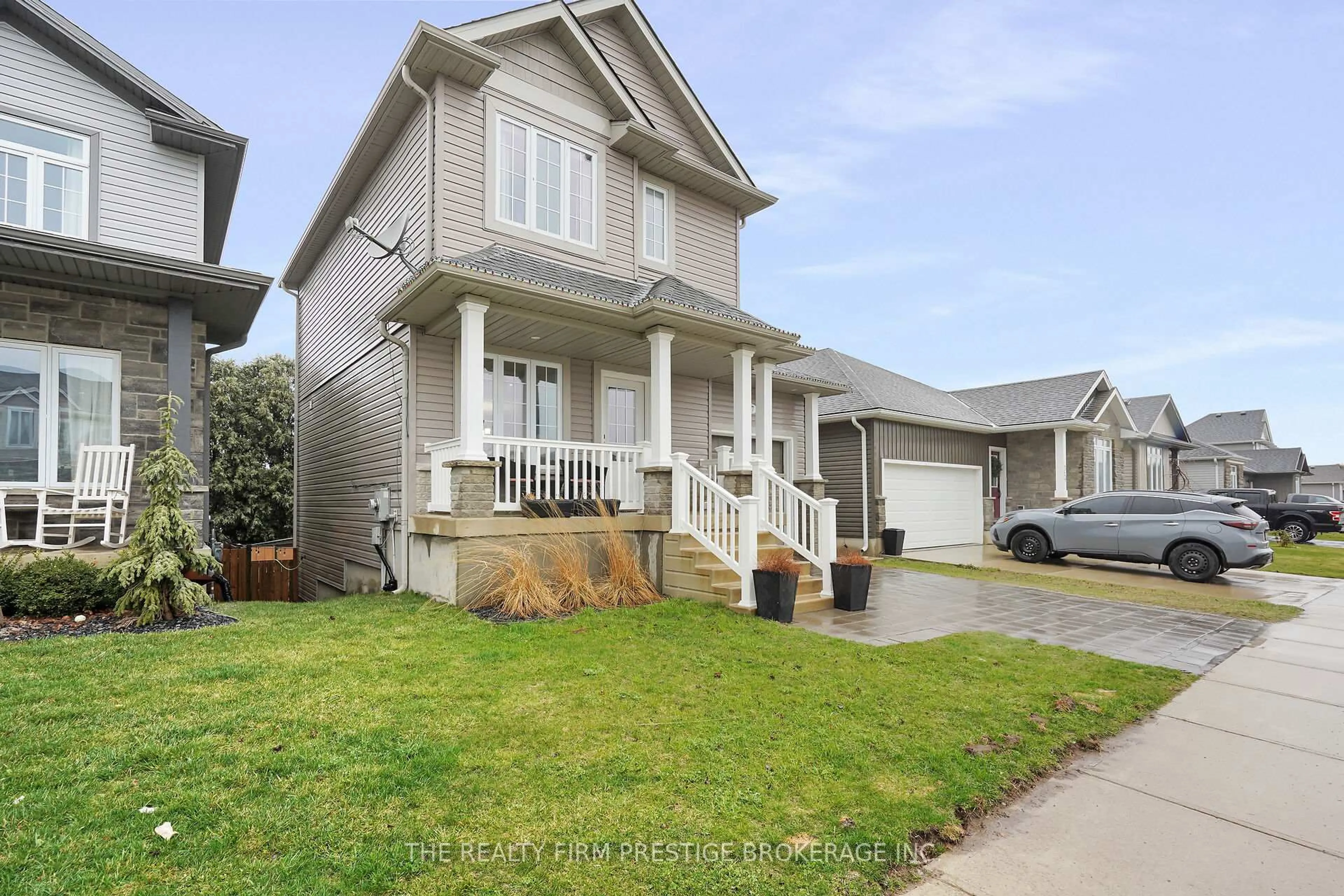Home with vinyl exterior material, street for 27 WILLIS Ave, Strathroy-Caradoc Ontario N7G 0B6