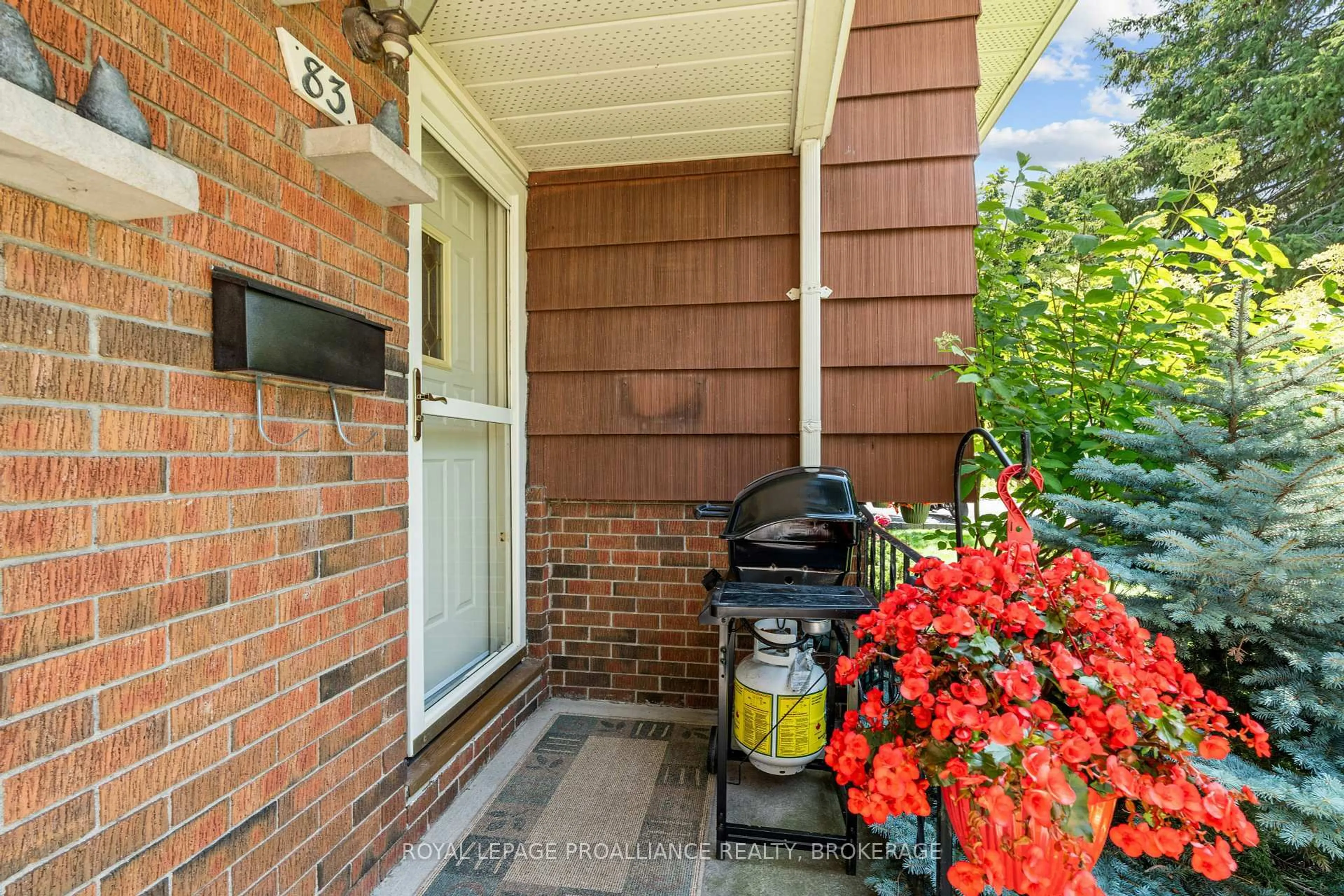 Indoor entryway for 83 QUEEN MARY Rd, Kingston Ontario K7M 2A3