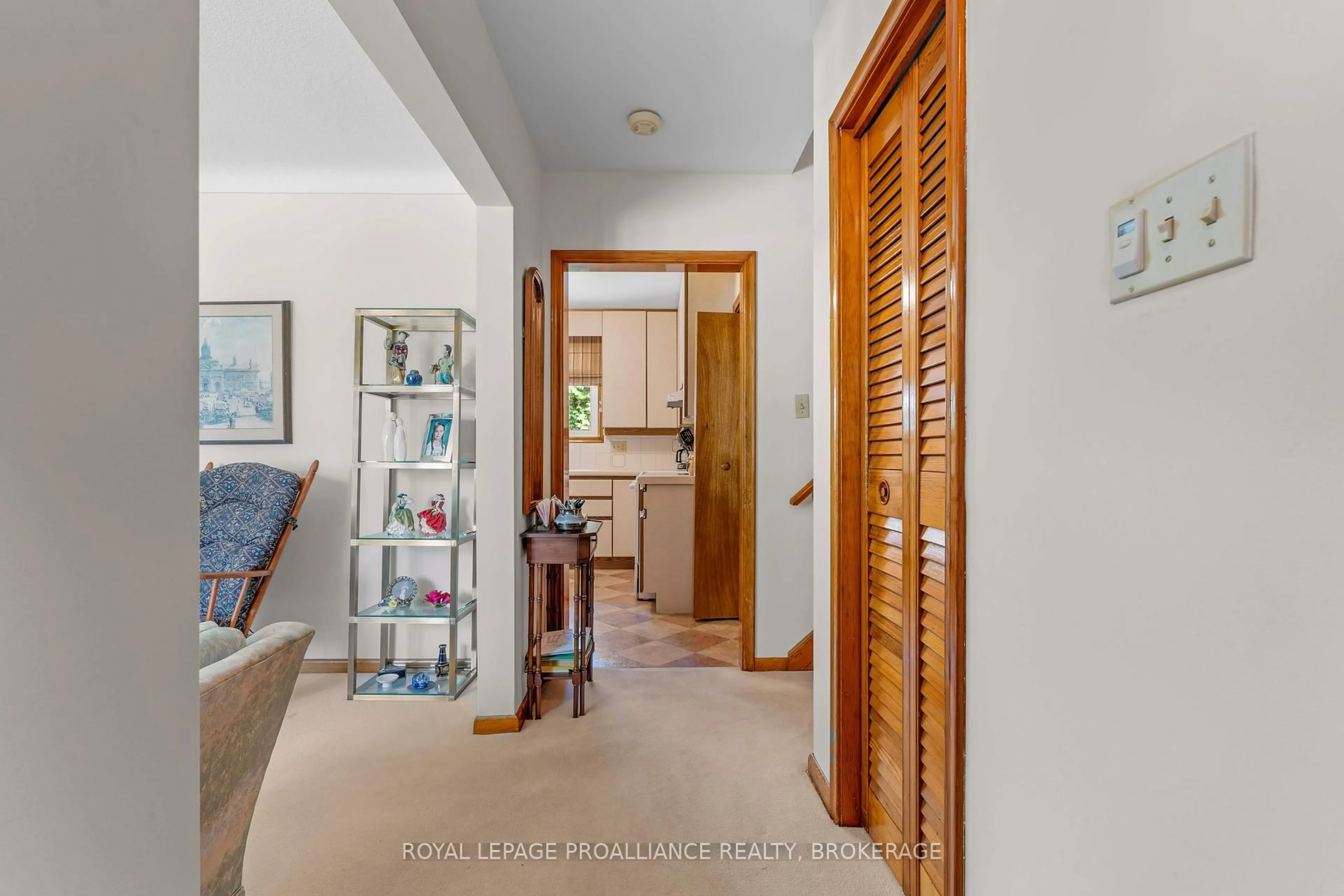 Indoor foyer for 83 QUEEN MARY Rd, Kingston Ontario K7M 2A3