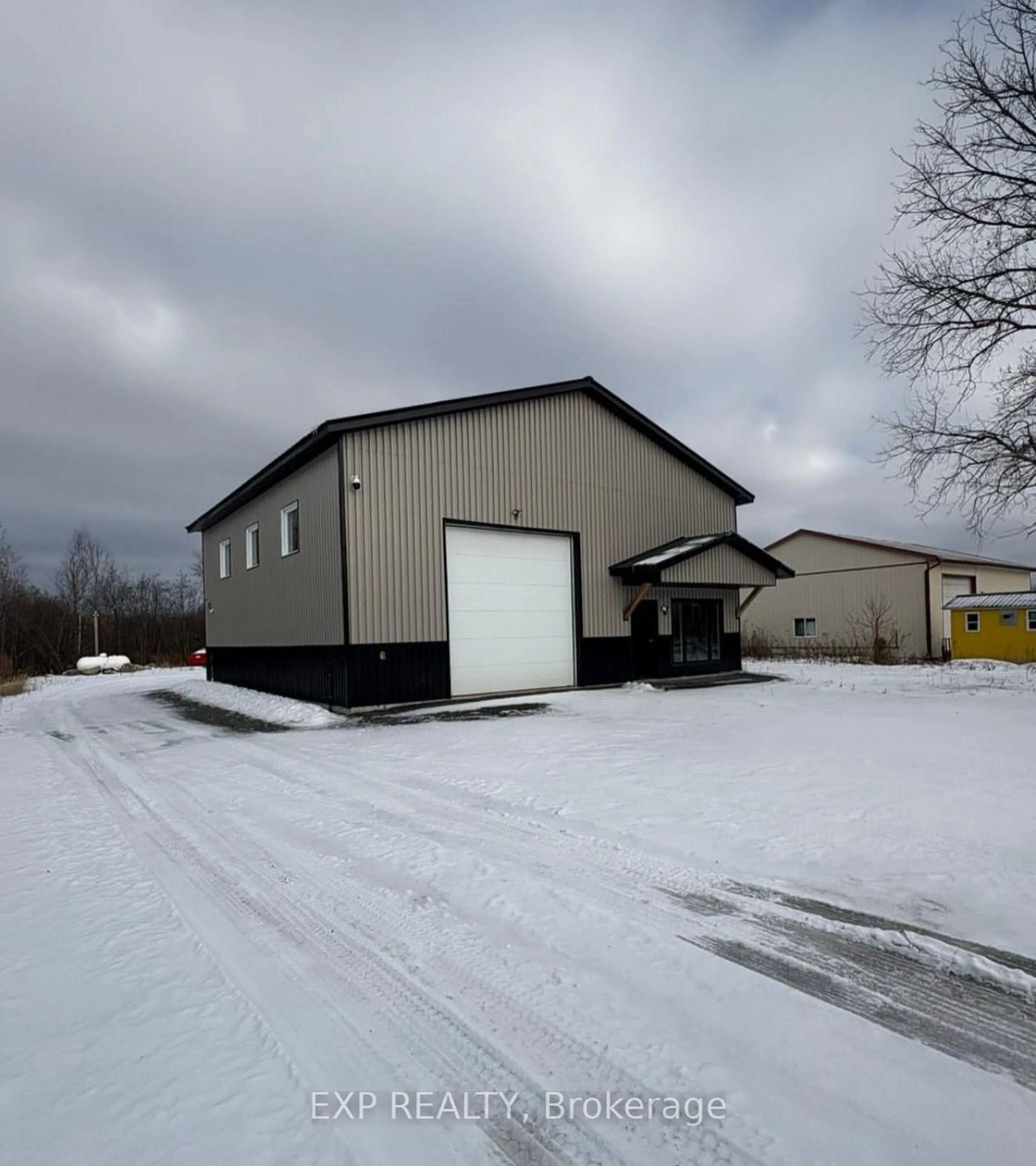 Indoor garage for 5601 Thunder Rd, Carlsbad Springs Ontario K0A 1K0