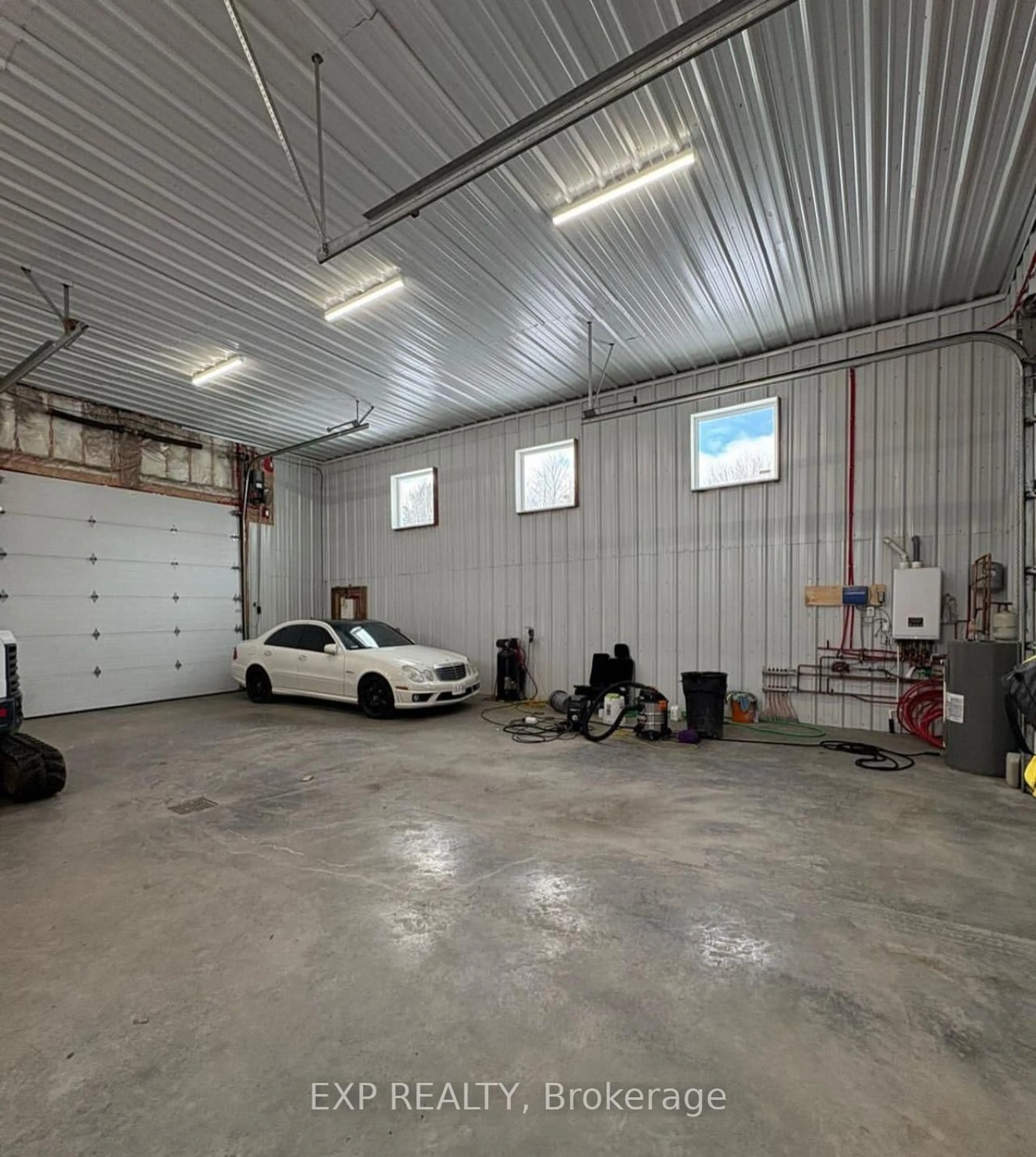 Indoor garage for 5601 Thunder Rd, Carlsbad Springs Ontario K0A 1K0