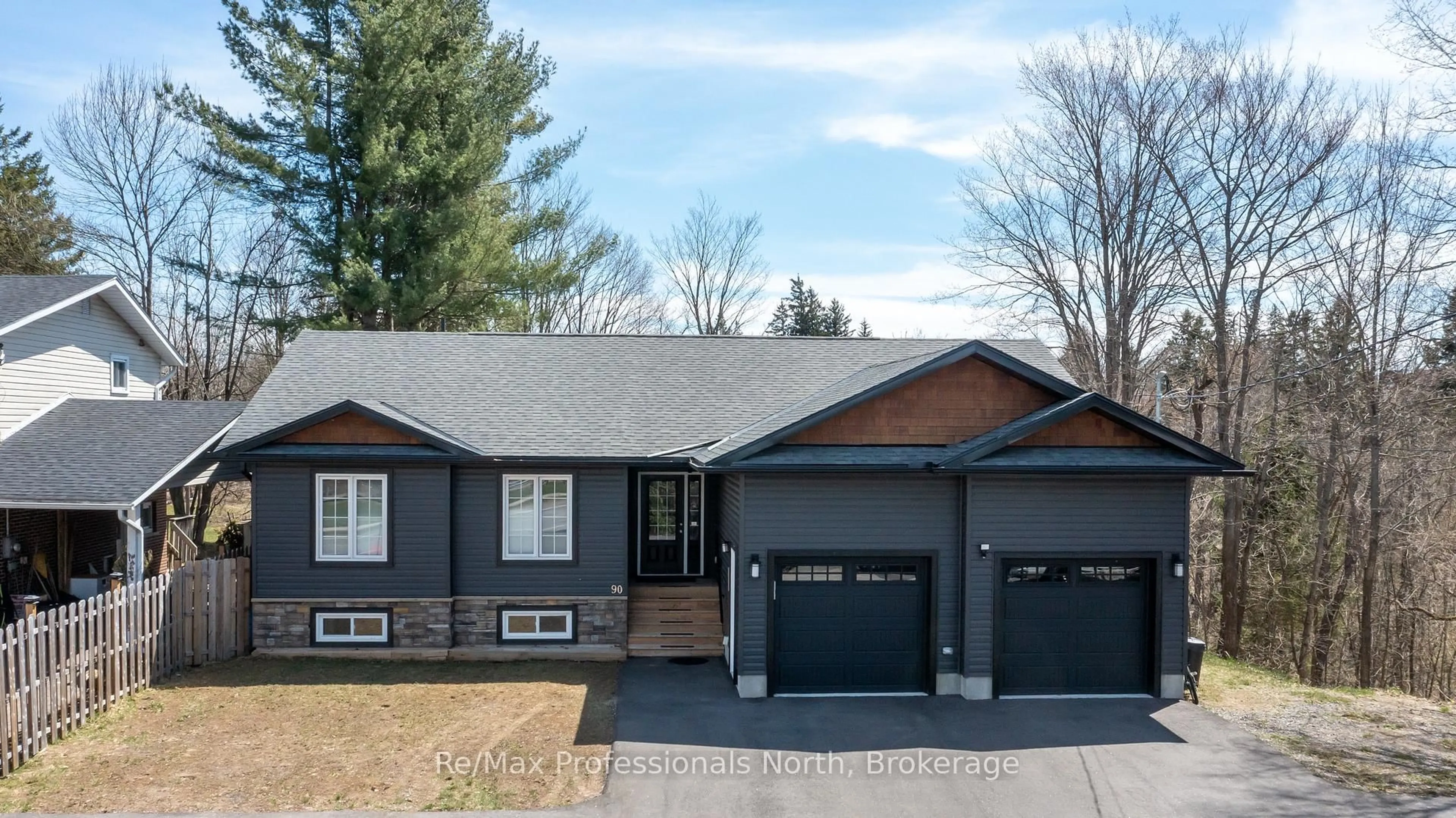 Home with vinyl exterior material, street for 90 Ann St, Bracebridge Ontario P1L 1M1