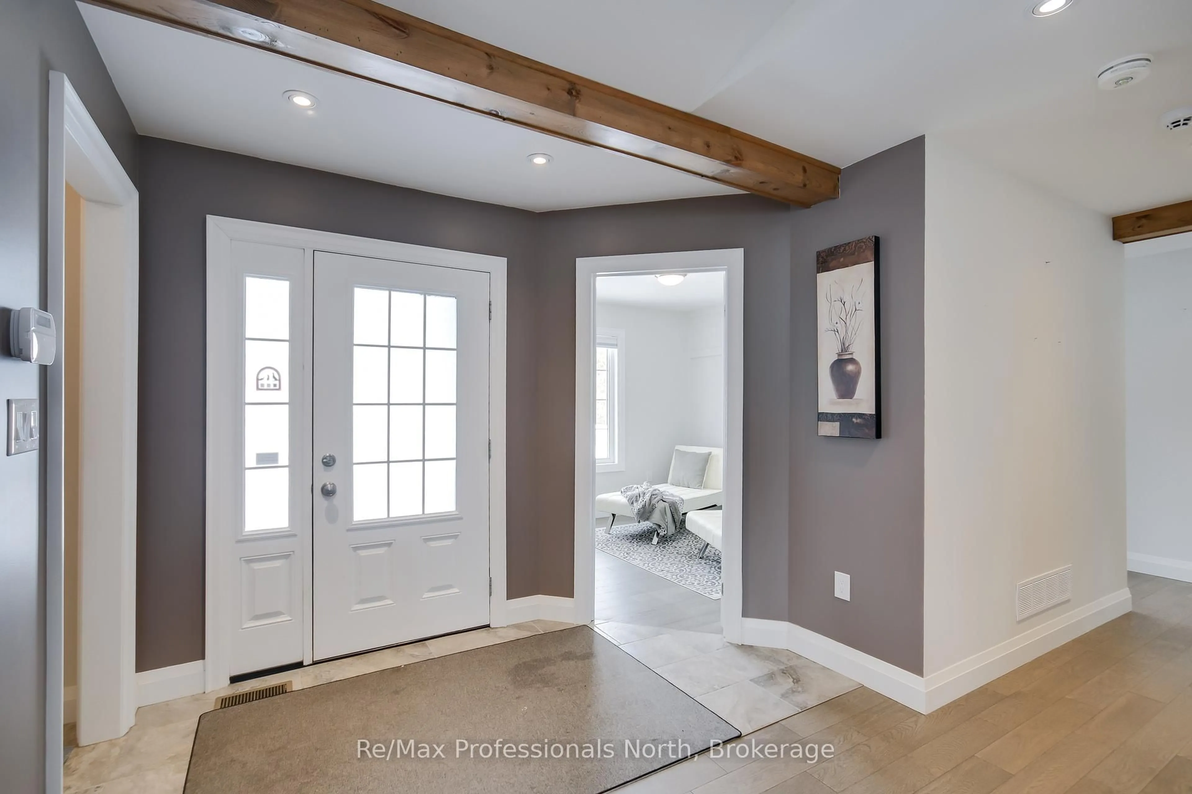 Indoor entryway for 90 Ann St, Bracebridge Ontario P1L 1M1