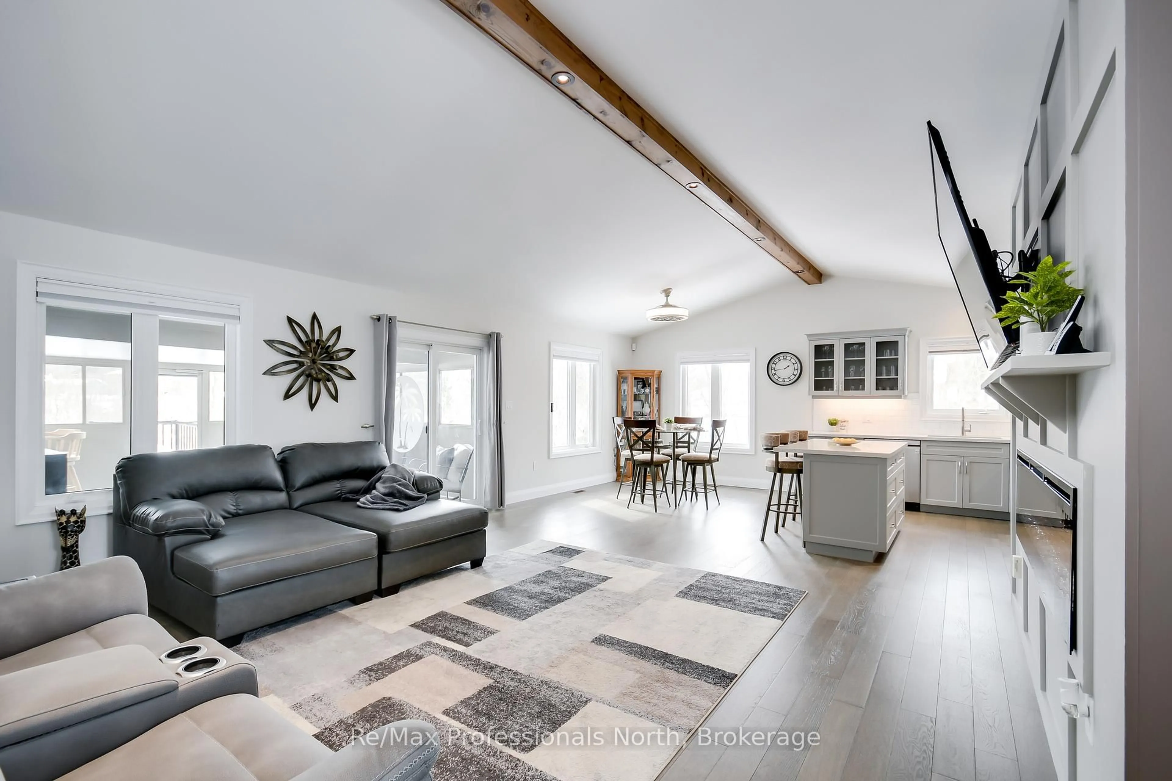 Living room with furniture, unknown for 90 Ann St, Bracebridge Ontario P1L 1M1
